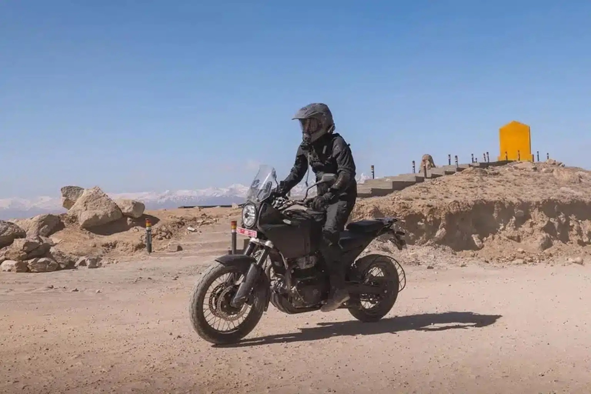 Una Himalayan 750 casi lista para la producción ya rueda por carreteras europeas