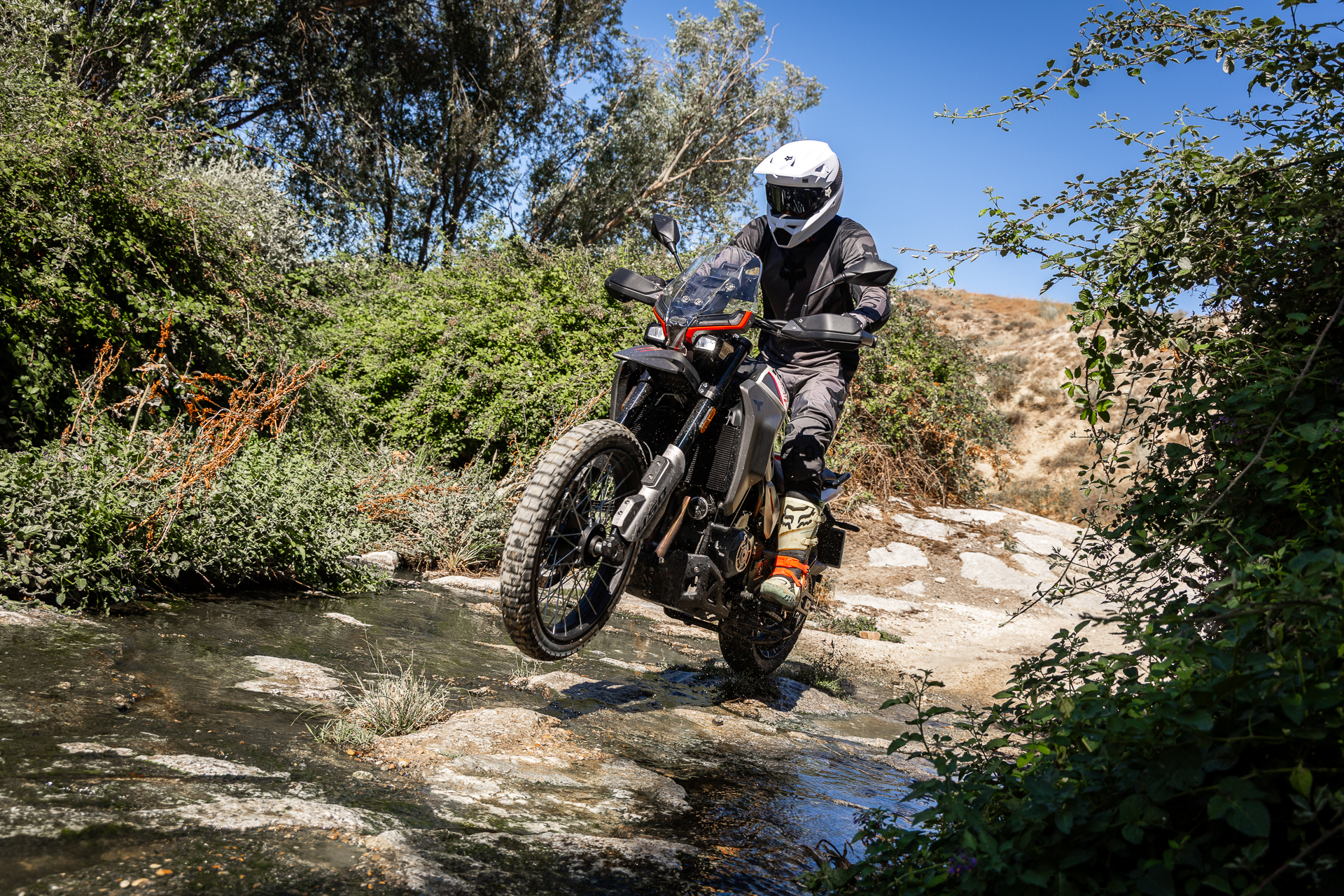 Comparativa: Moto Morini Alltrhike 450 Vs CFMOTO 450MT