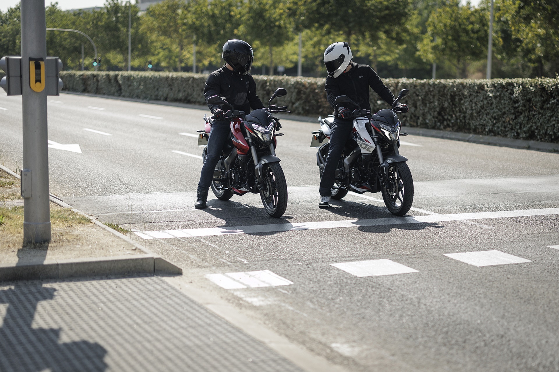 Bajaj nos propone tres propuestas dentro de su familia Pulsar con las adentrarse en el segmento deportivo naked