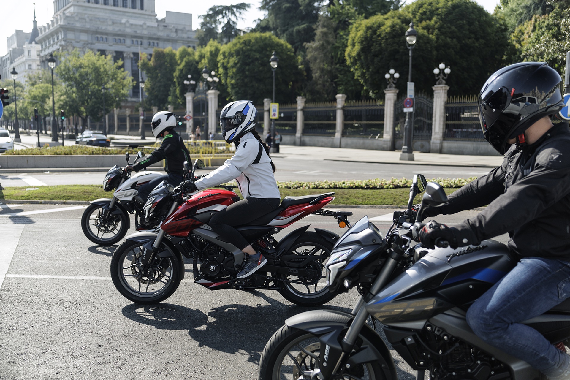 Bajaj nos propone tres propuestas dentro de su familia Pulsar con las adentrarse en el segmento deportivo naked