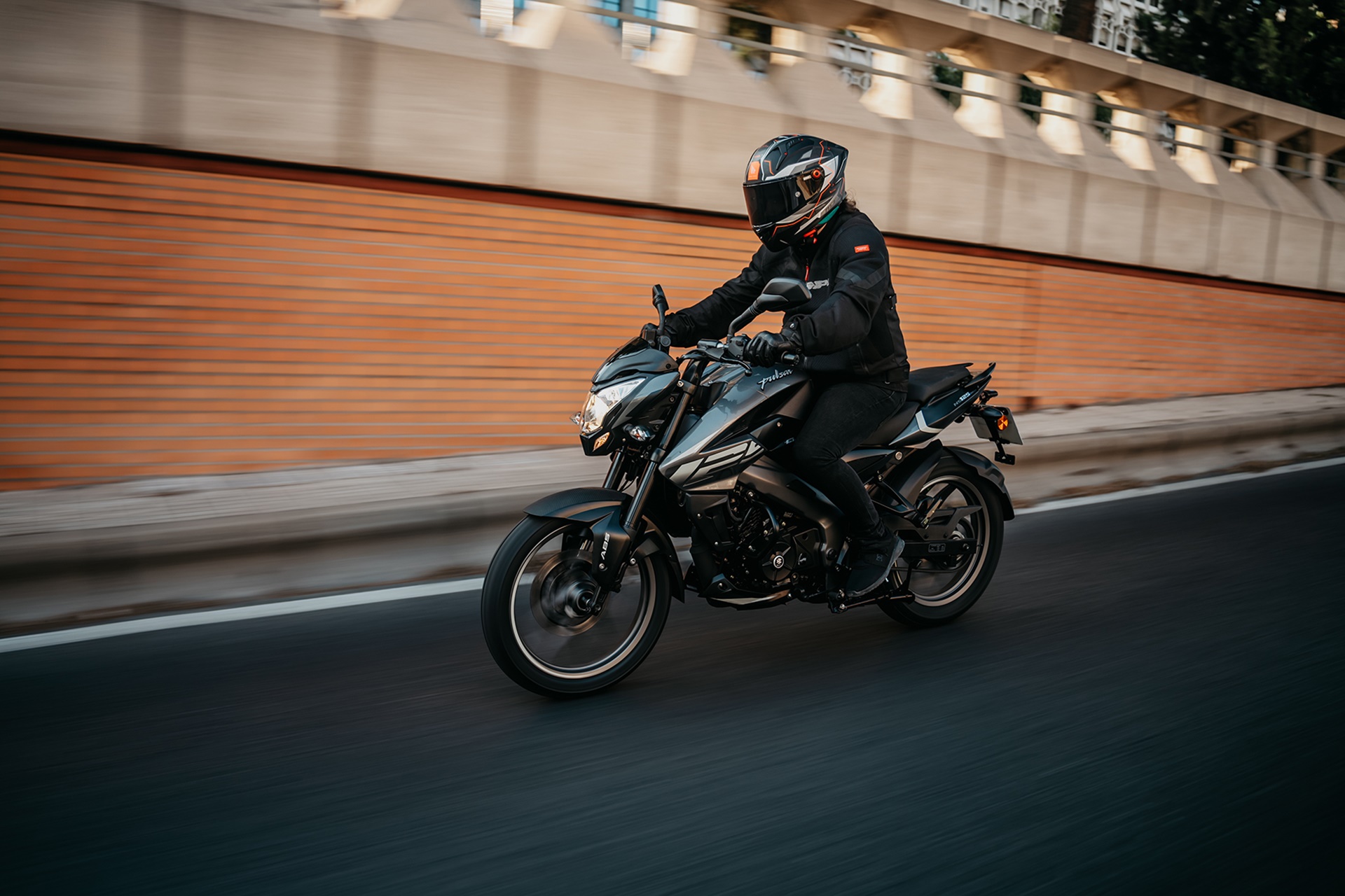 Bajaj nos propone tres propuestas dentro de su familia Pulsar con las adentrarse en el segmento deportivo naked