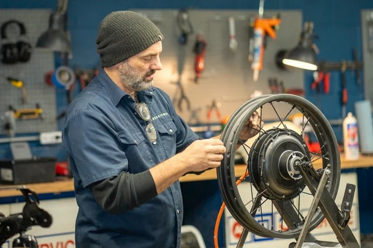 Beachman amplía su catálogo de servicios electrificando tu “vieja moto”