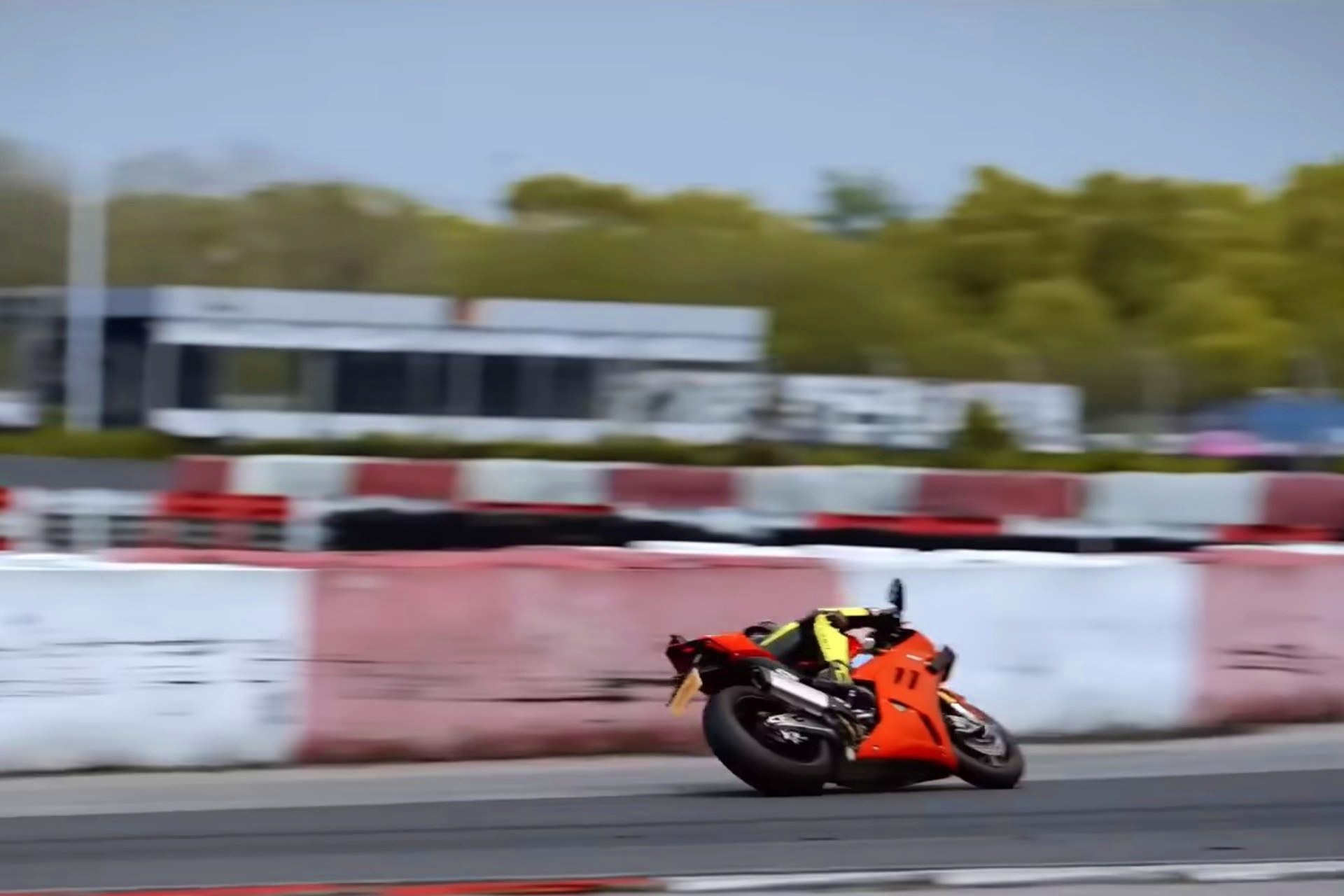 Richard Hammond ZXMoto 820RR contra Ducati Panigale V2