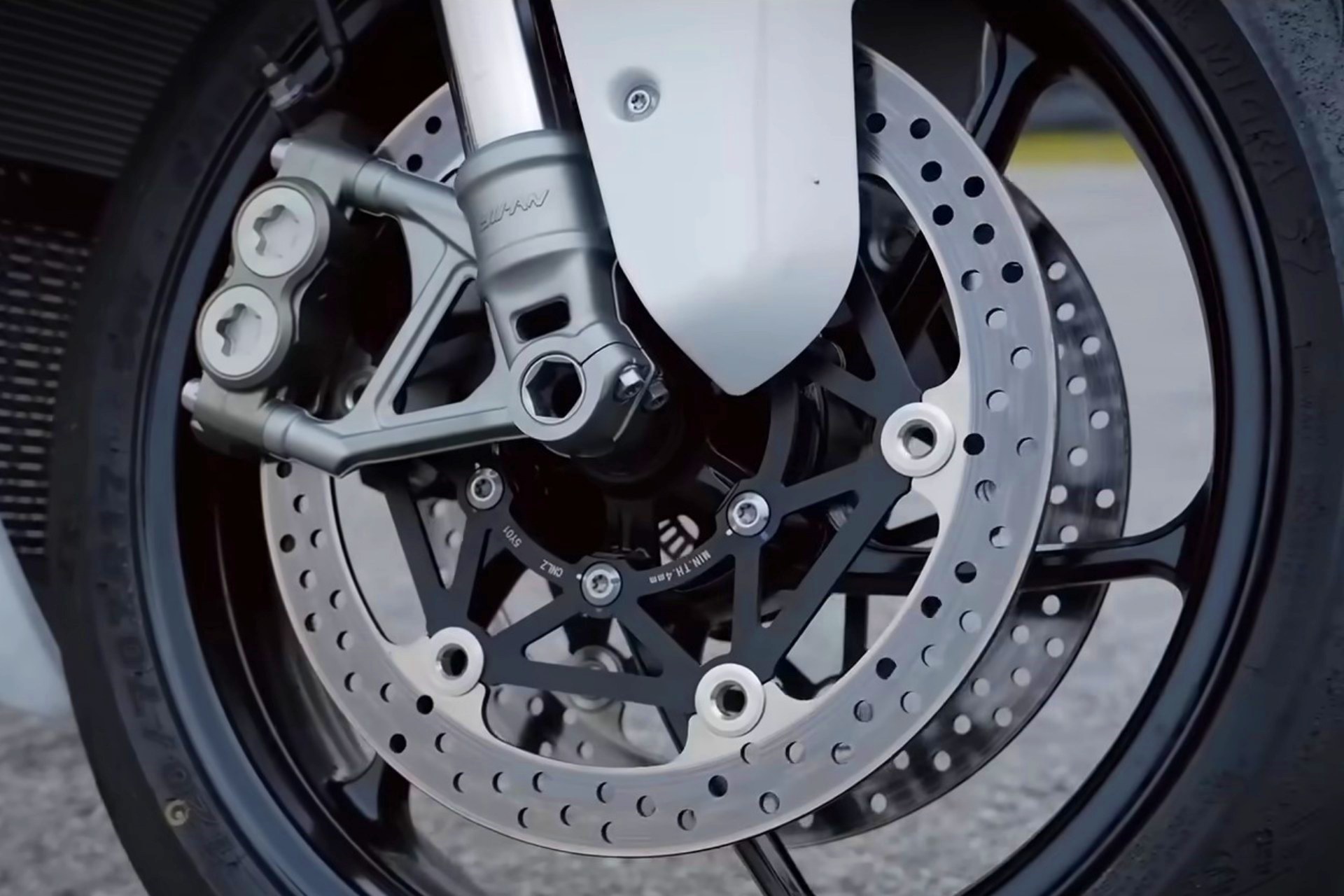 Richard Hammond ZXMoto 820RR contra Ducati Panigale V2