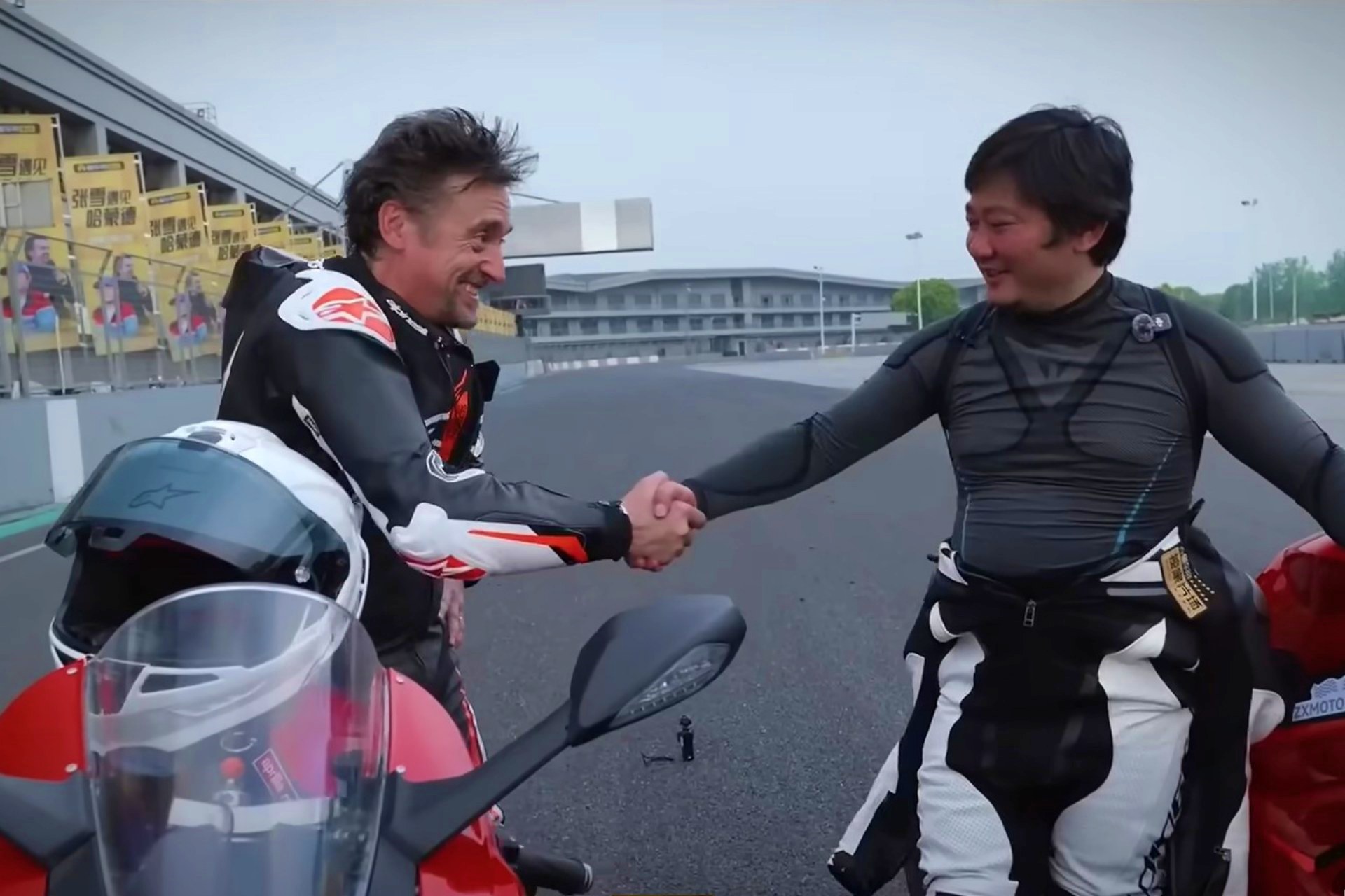 Richard Hammond ZXMoto 820RR contra Ducati Panigale V2
