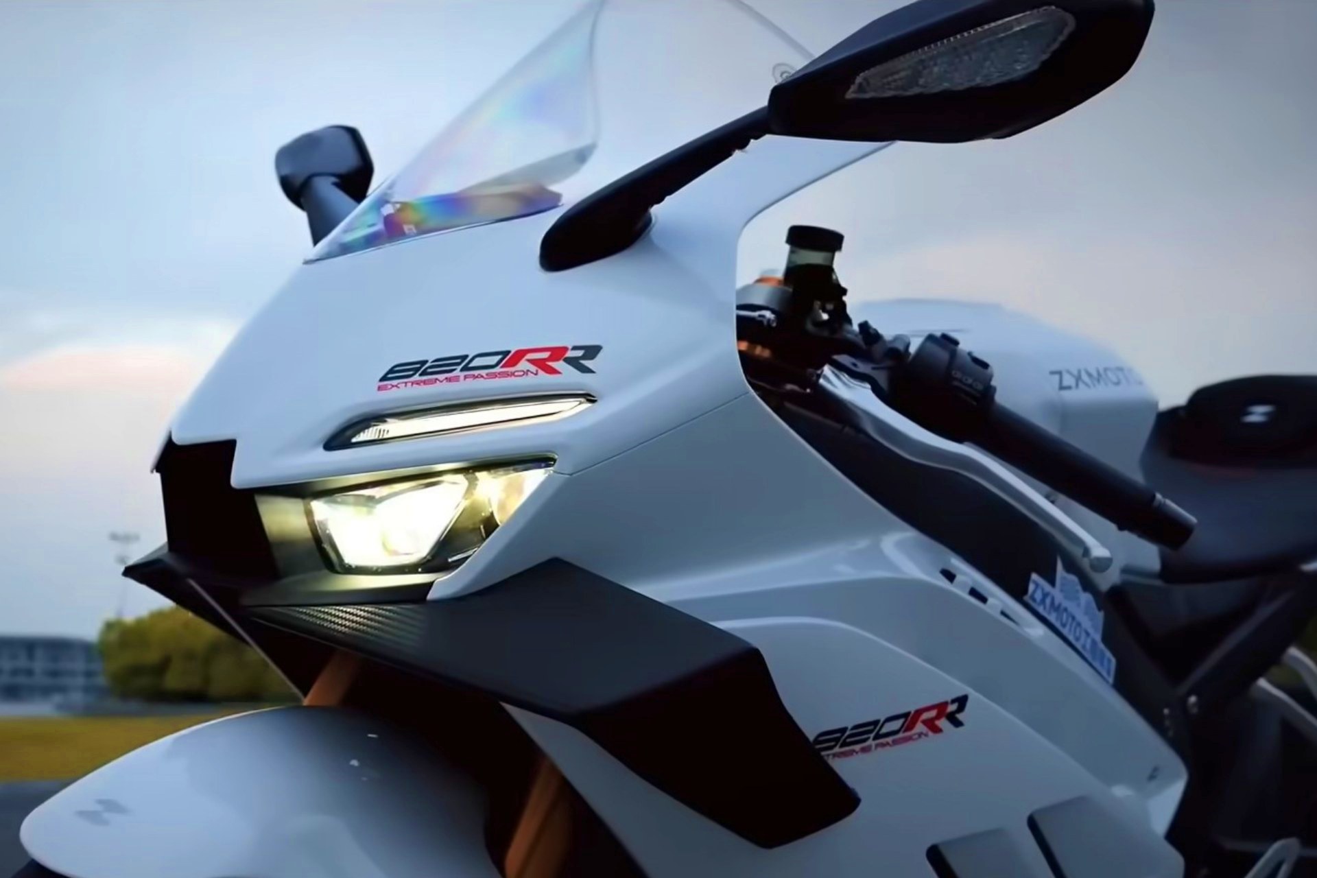 Richard Hammond ZXMoto 820RR contra Ducati Panigale V2