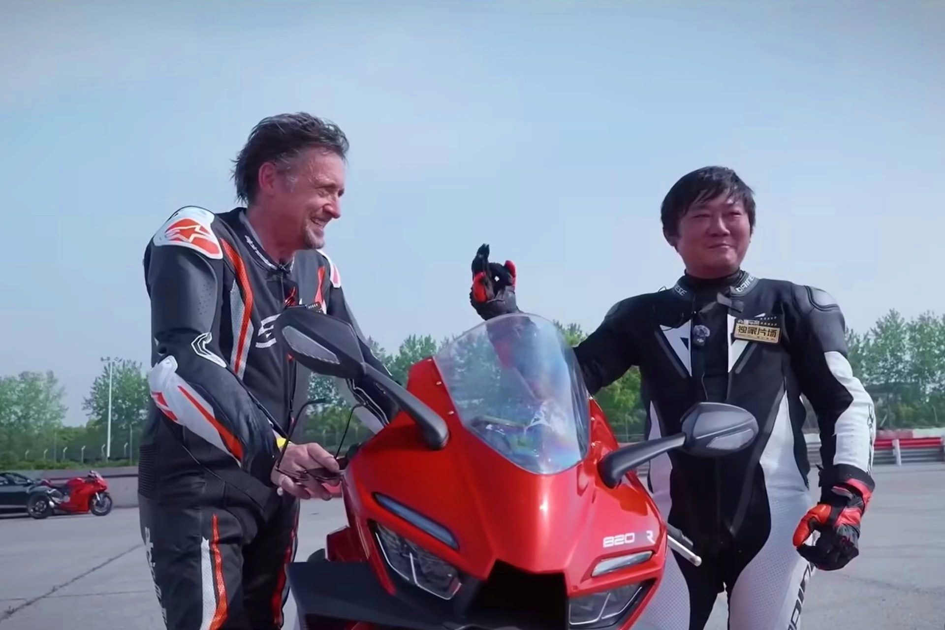 Richard Hammond ZXMoto 820RR contra Ducati Panigale V2