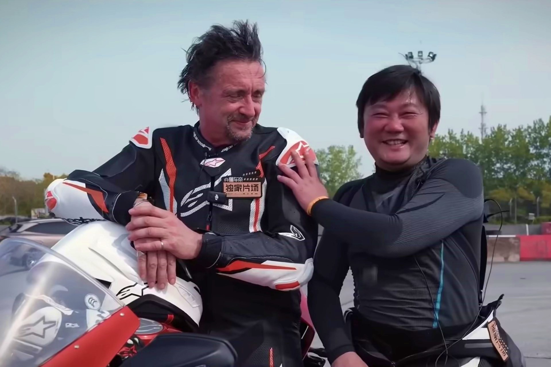 Richard Hammond ZXMoto 820RR contra Ducati Panigale V2