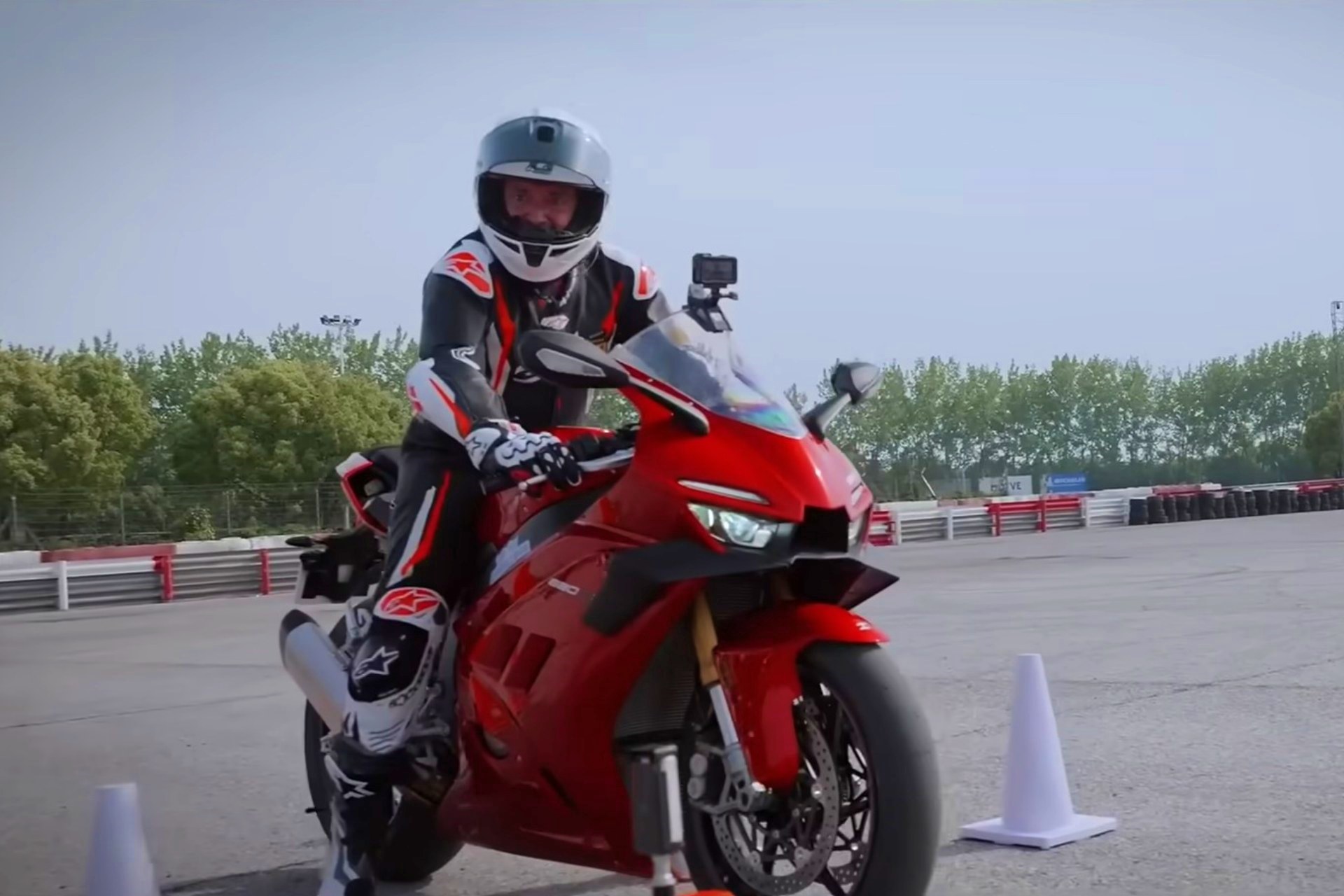 Richard Hammond ZXMoto 820RR contra Ducati Panigale V2