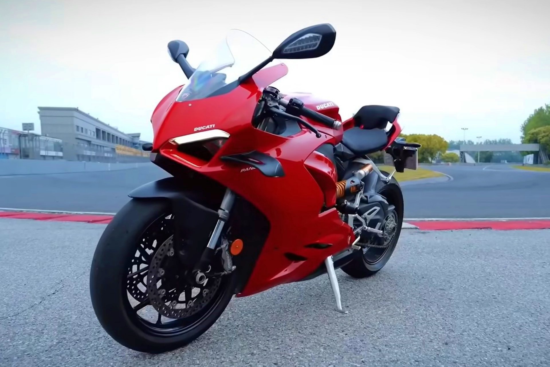 Richard Hammond ZXMoto 820RR contra Ducati Panigale V2