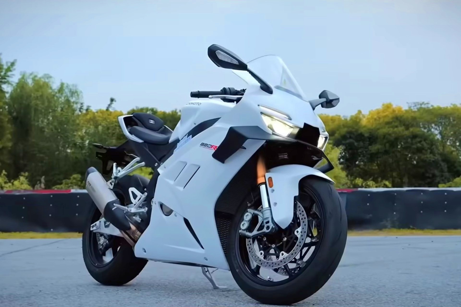 Richard Hammond ZXMoto 820RR contra Ducati Panigale V2