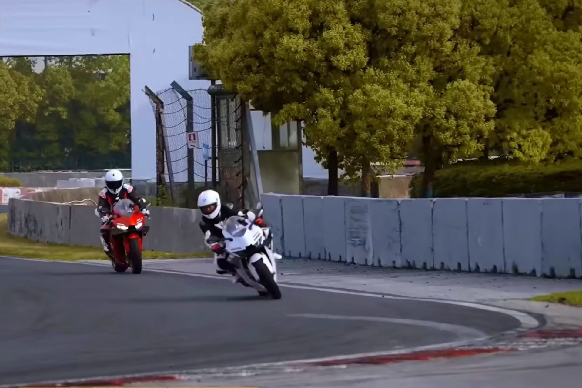 Richard Hammond ZXMoto 820RR contra Ducati Panigale V2