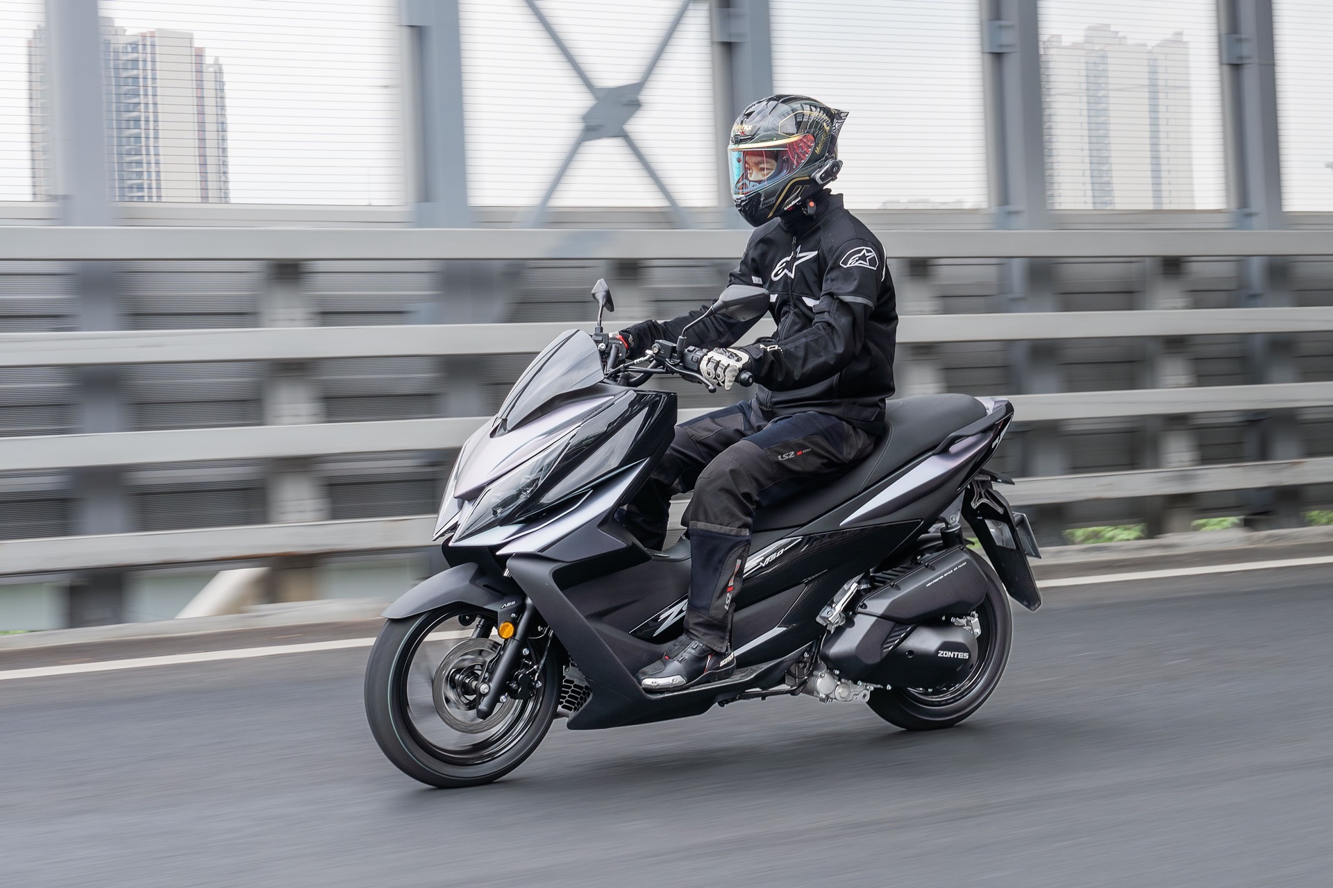 Zontes amplía su gama con el nuevo 125V: 108 kg, 15 CV y un completo equipamiento tecnológico