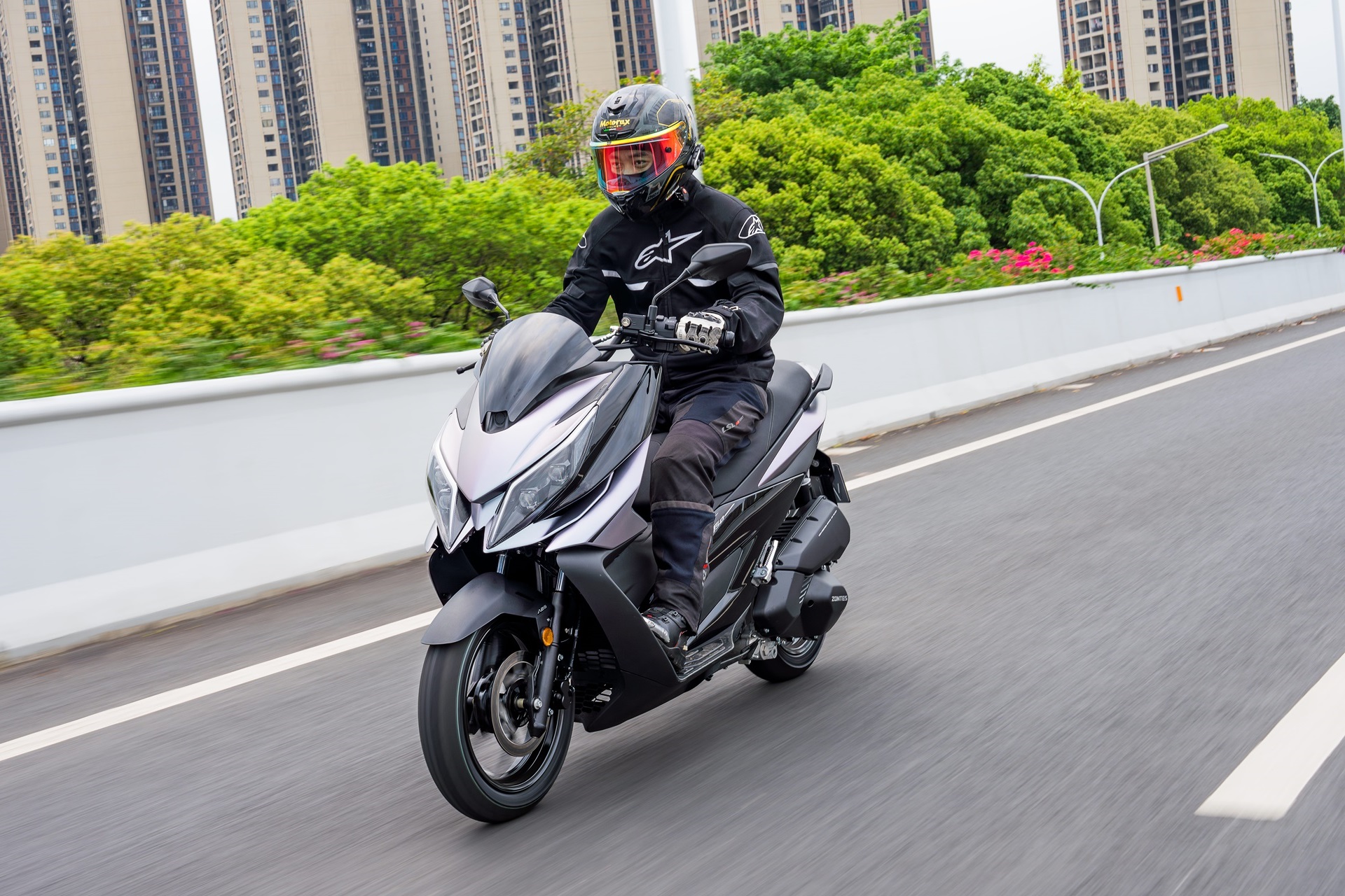 Zontes amplía su gama con el nuevo 125V: 108 kg, 15 CV y un completo equipamiento tecnológico