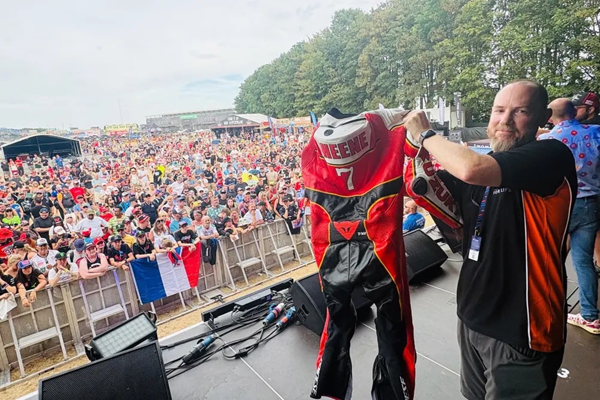 Este mono réplica Barry Sheene, creado por Dainese, tiene nuevo dueño