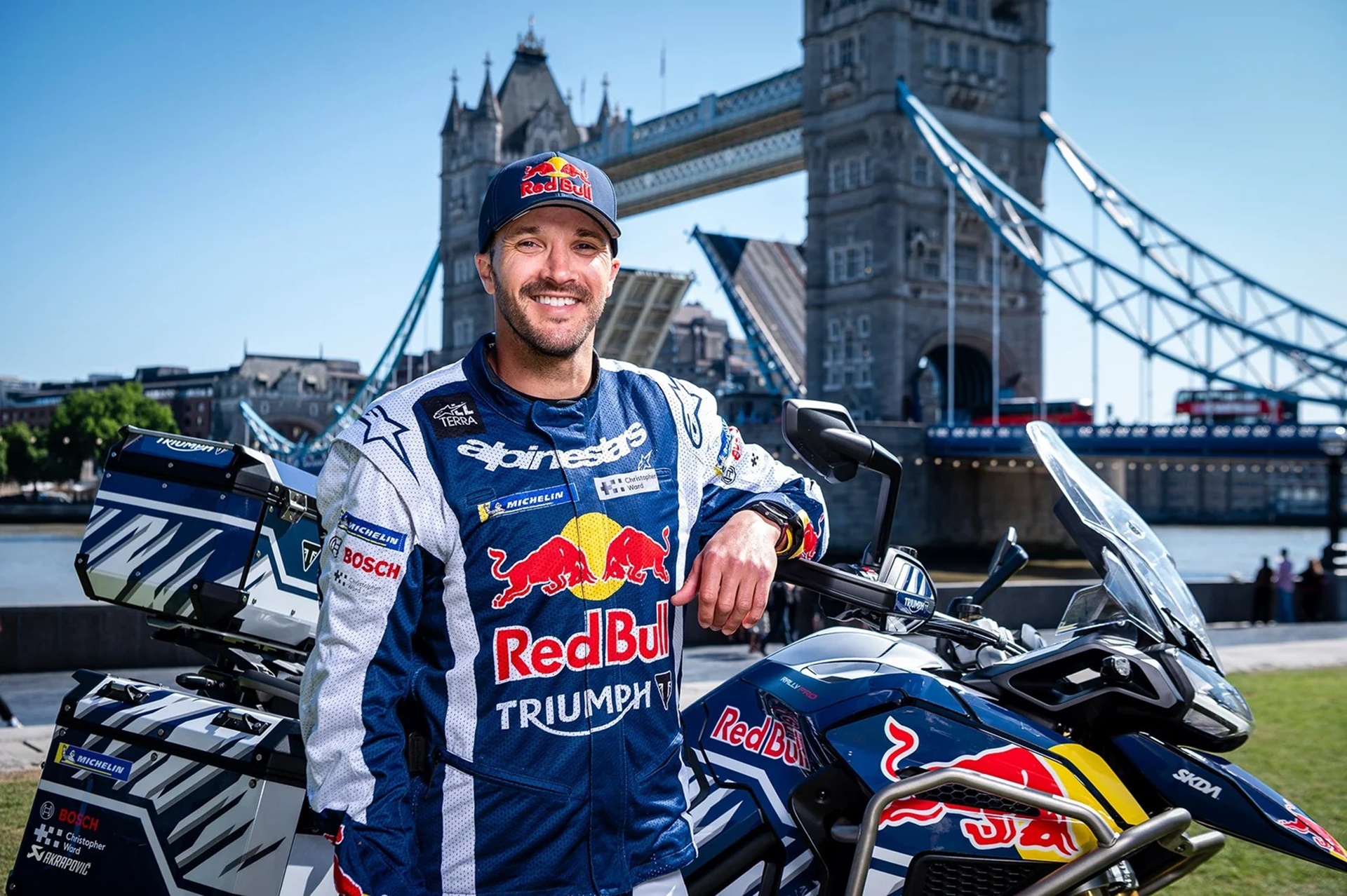 Sam Sunderland retoma su reto de vuelta al mundo en moto en 19 días