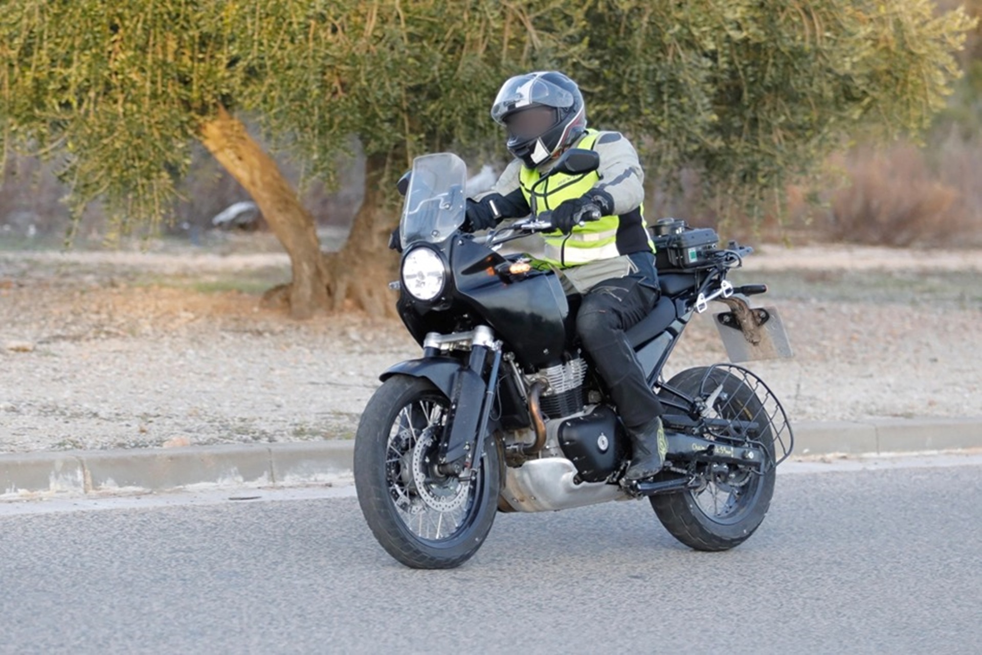 Una Himalayan 750 casi lista para la producción ya rueda por carreteras europeas