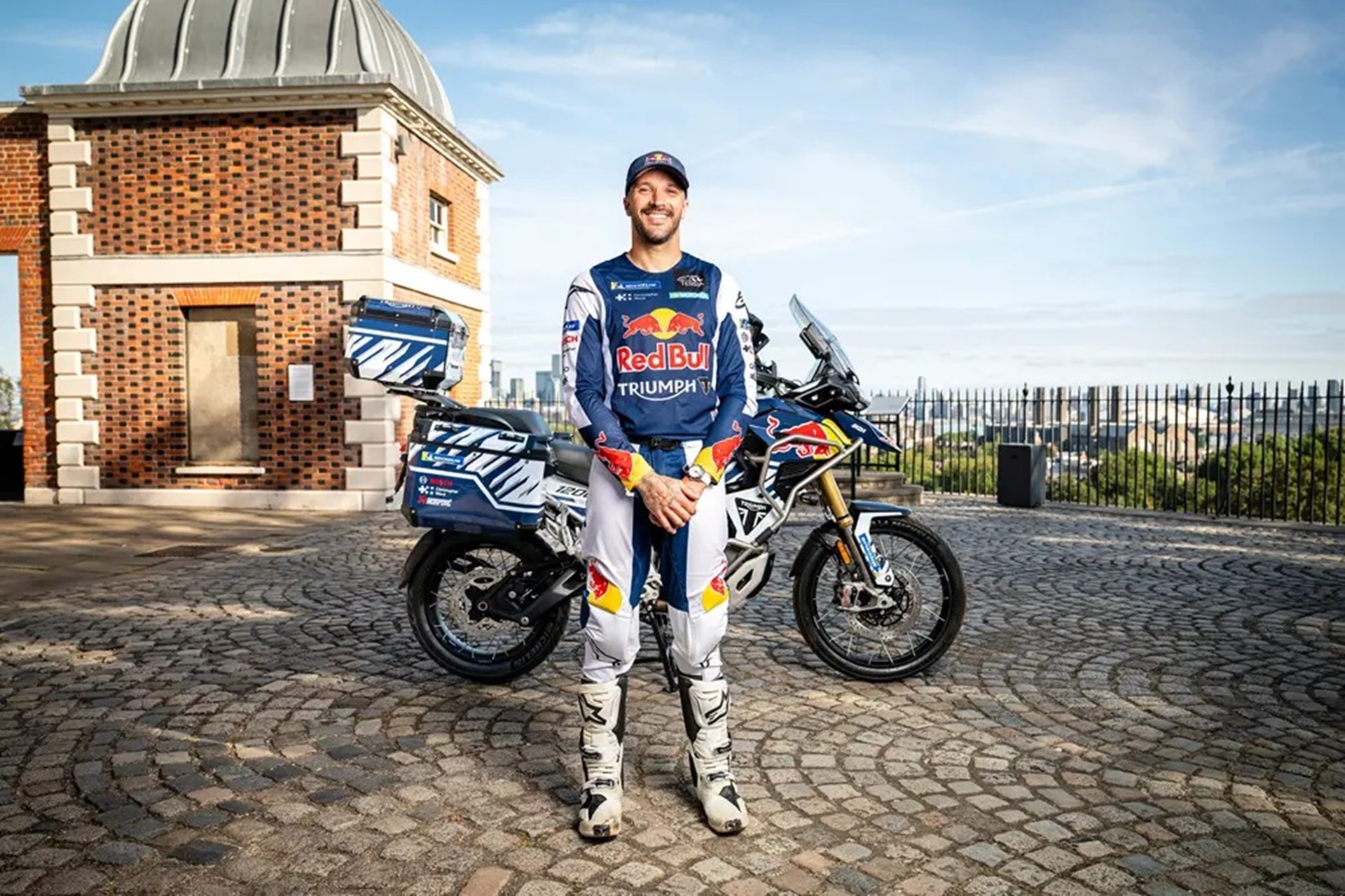Sam Sunderland retoma su reto de vuelta al mundo en moto en 19 días