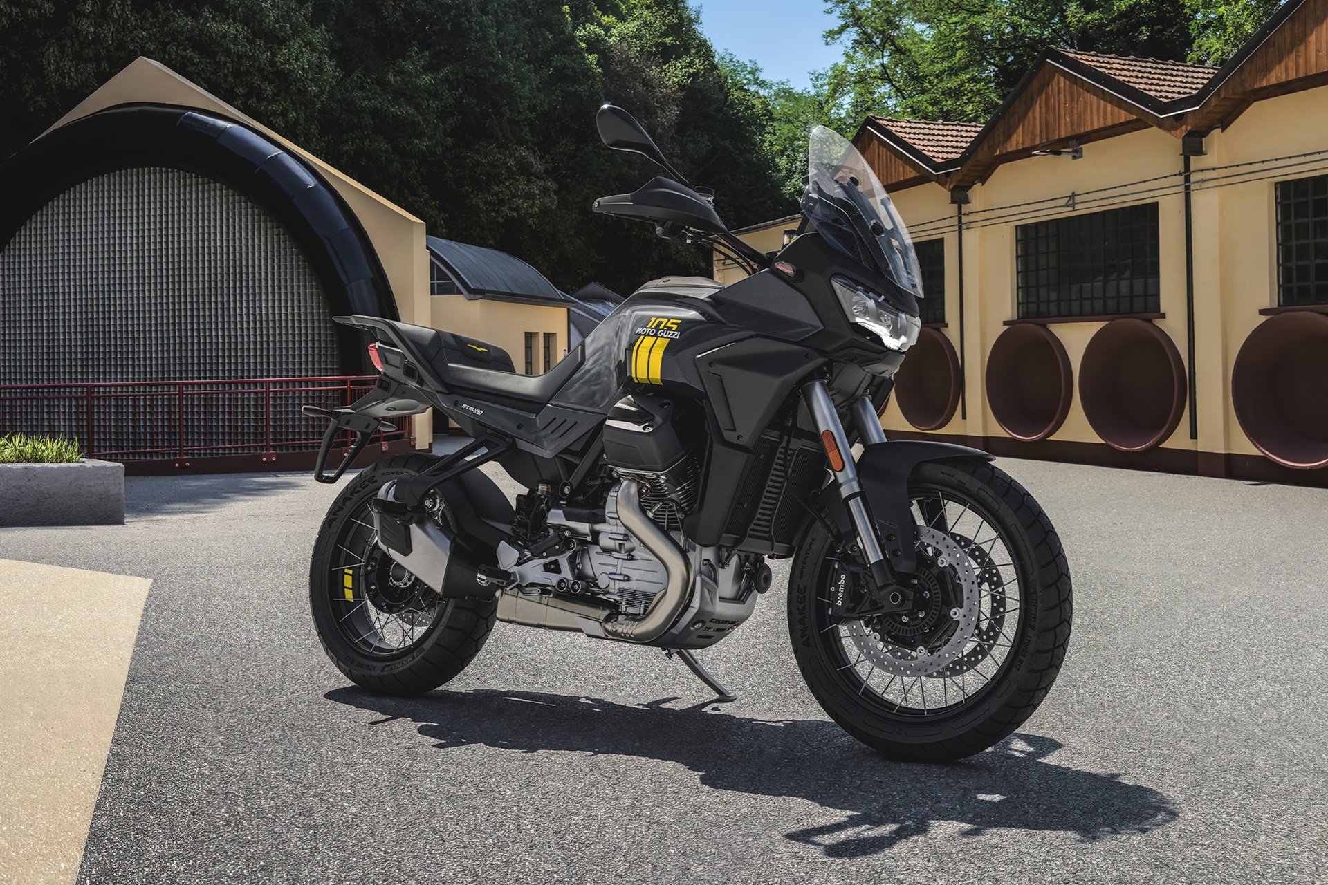 Moto Guzzi celebra su 105º Aniversario con una edición muy especial en honor a su nueva sede en Mandello del Lario
