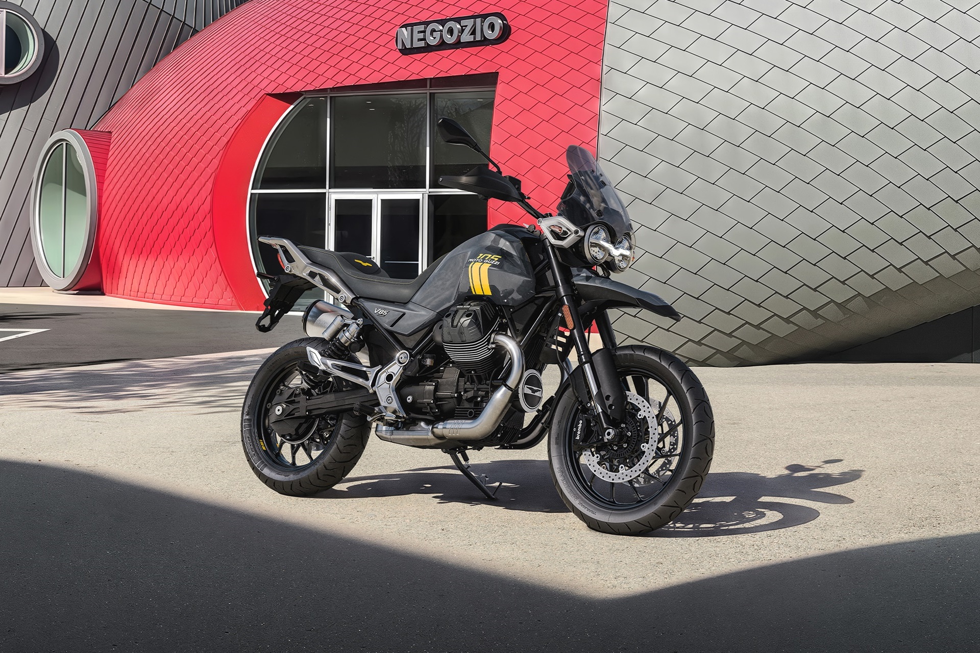 Moto Guzzi celebra su 105º Aniversario con una edición muy especial en honor a su nueva sede en Mandello del Lario