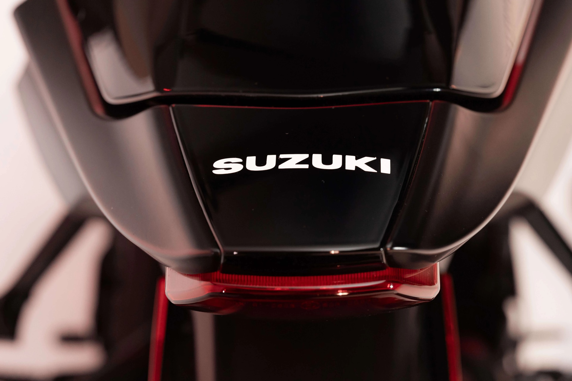 GSX-R1000R Stealth: La última serie limitada de Suzuki inspirada en el mundo náutico