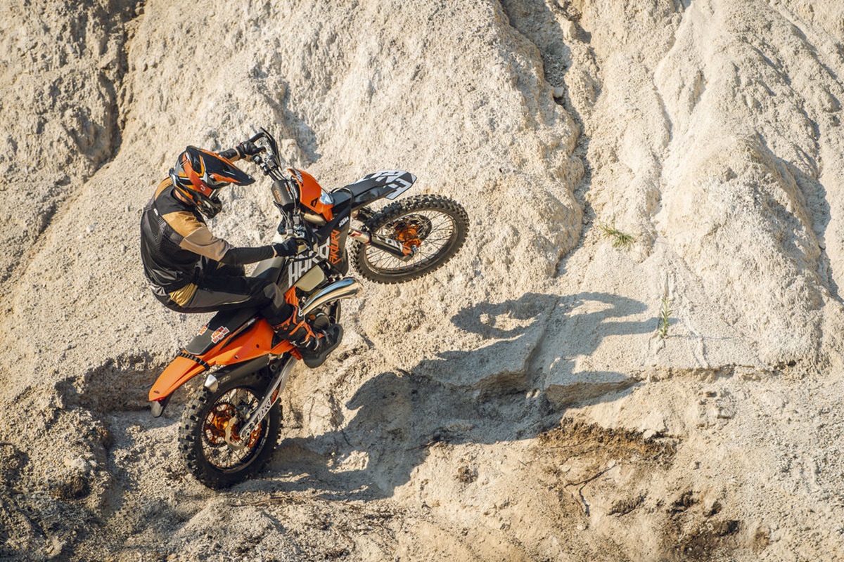 Nueva KTM 300 EXC Hardenduro 2027: desarrollada bajo el ADN de Factory Racing