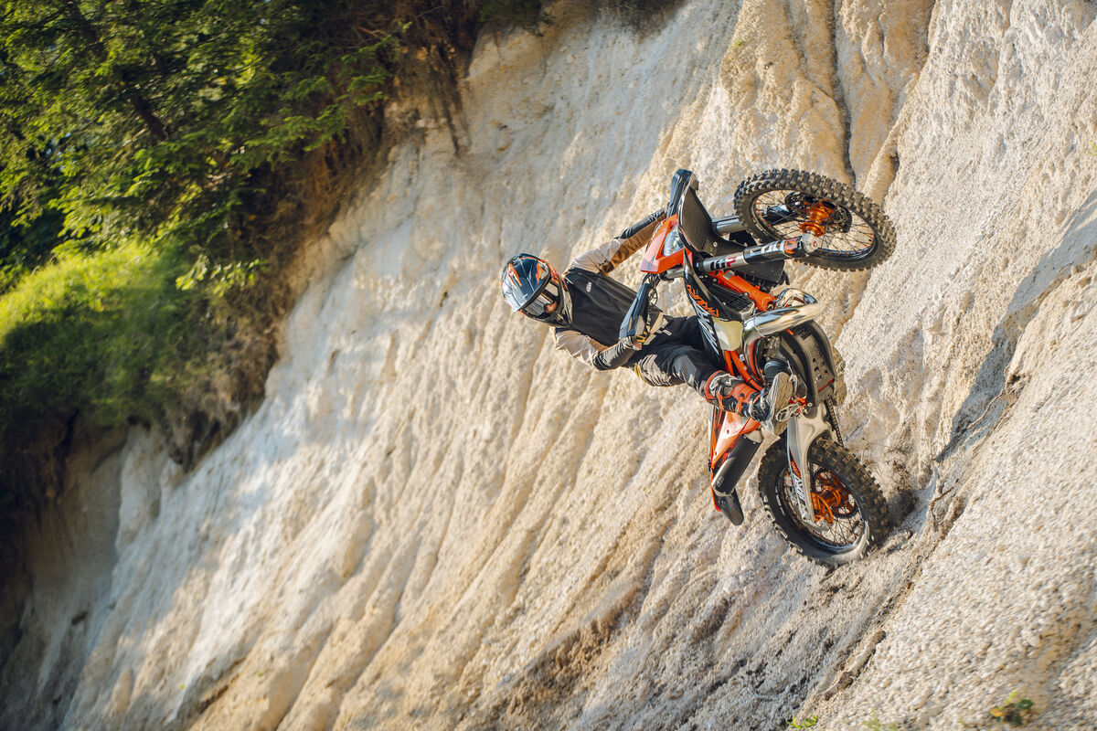 Nueva KTM 300 EXC Hardenduro 2027: desarrollada bajo el ADN de Factory Racing