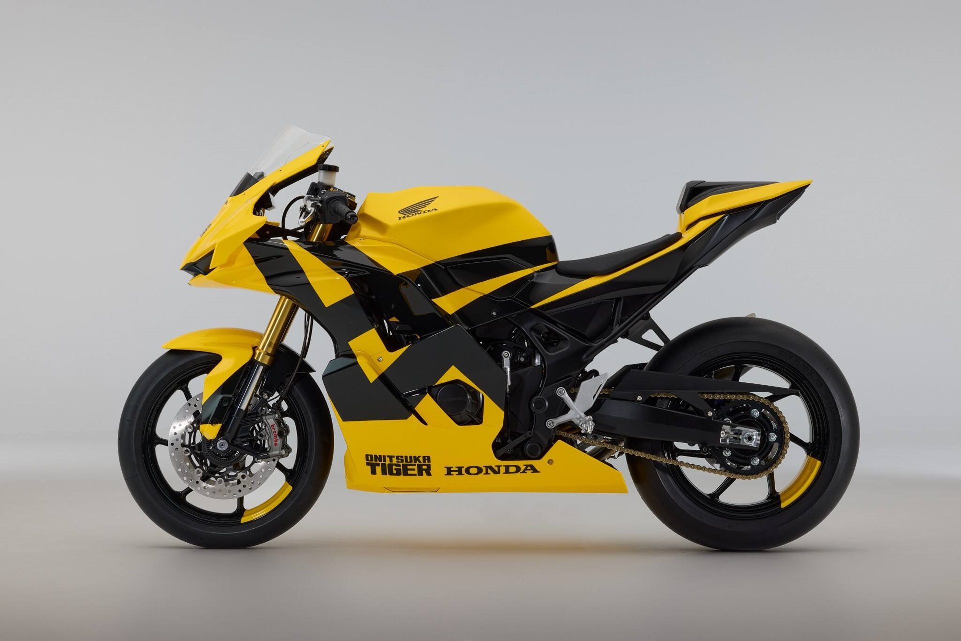 Honda y Onitsuka Tiger presentan un concept muy especial desarrollado sobre ¿una CB750 Hornet?