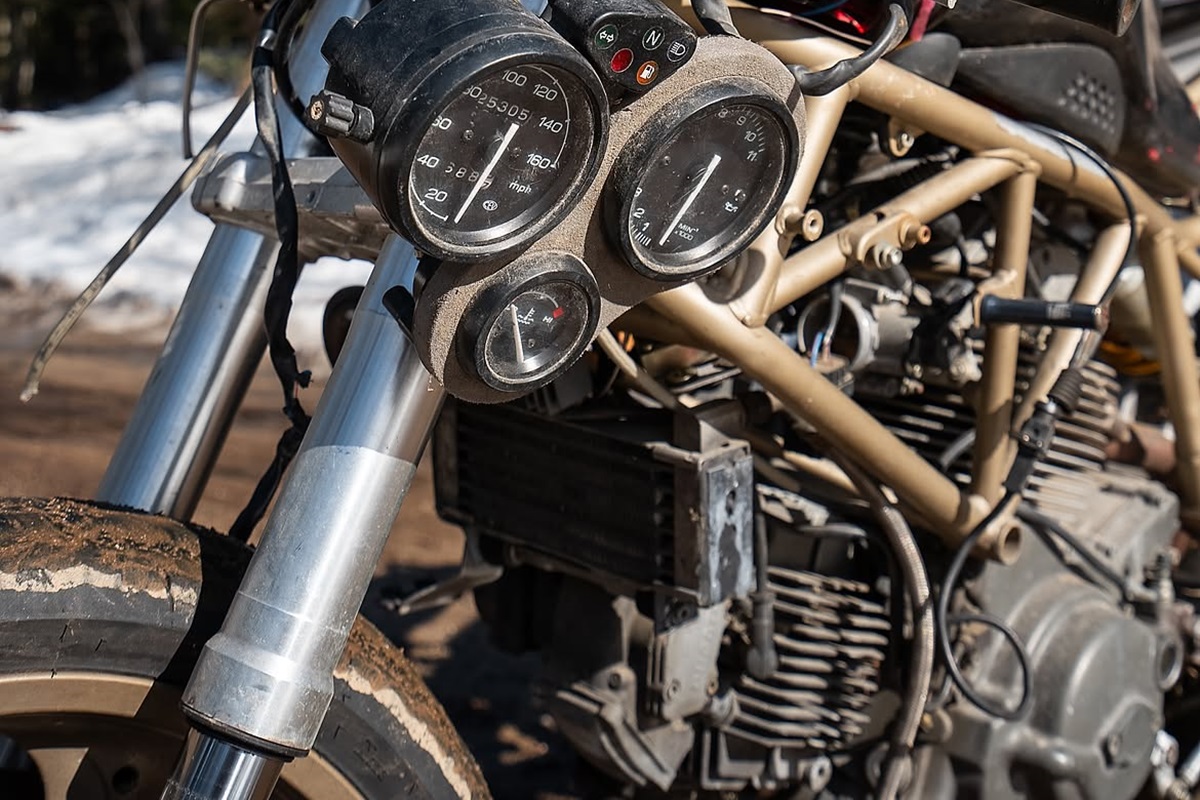 Triturar madera nunca volverá a ser lo mismo cuando conozcas el “nuevo modelo” de Grind Hard Plumbing con el motor de una Ducati 750SS