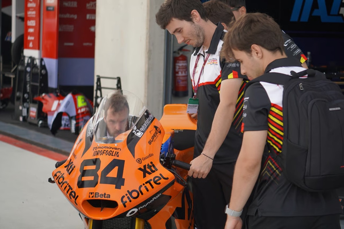 Los alumnos del Máster en Ingeniería del Motorsport viven desde dentro la competición durante el GP de Aragón 2026