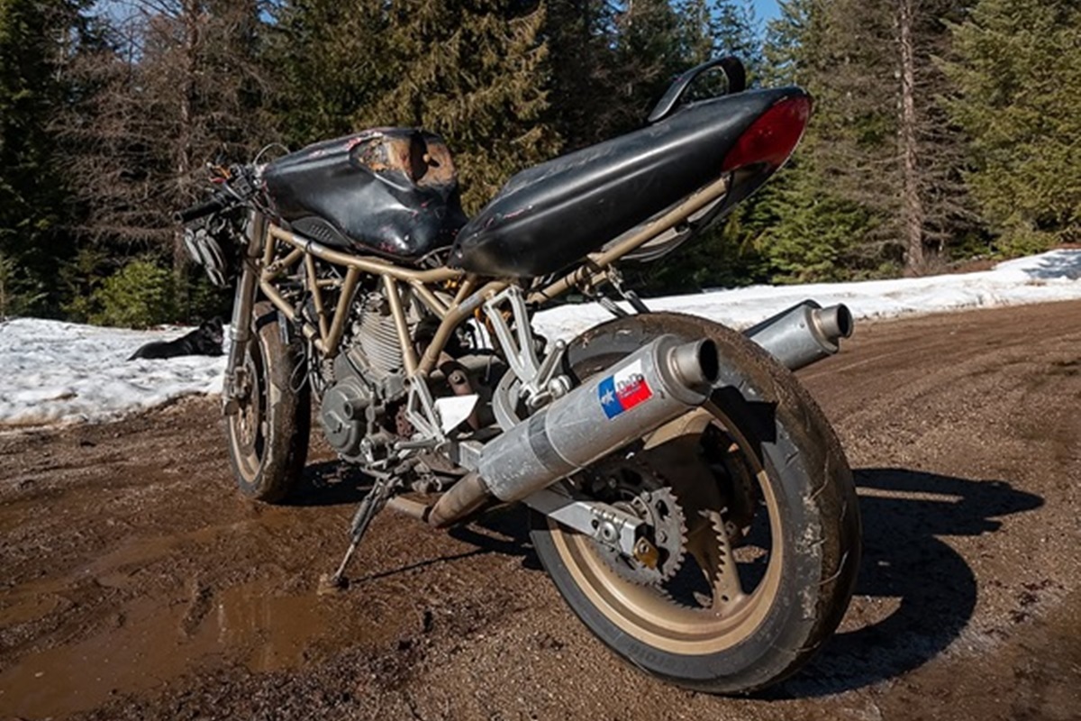 Triturar madera nunca volverá a ser lo mismo cuando conozcas el “nuevo modelo” de Grind Hard Plumbing con el motor de una Ducati 750SS