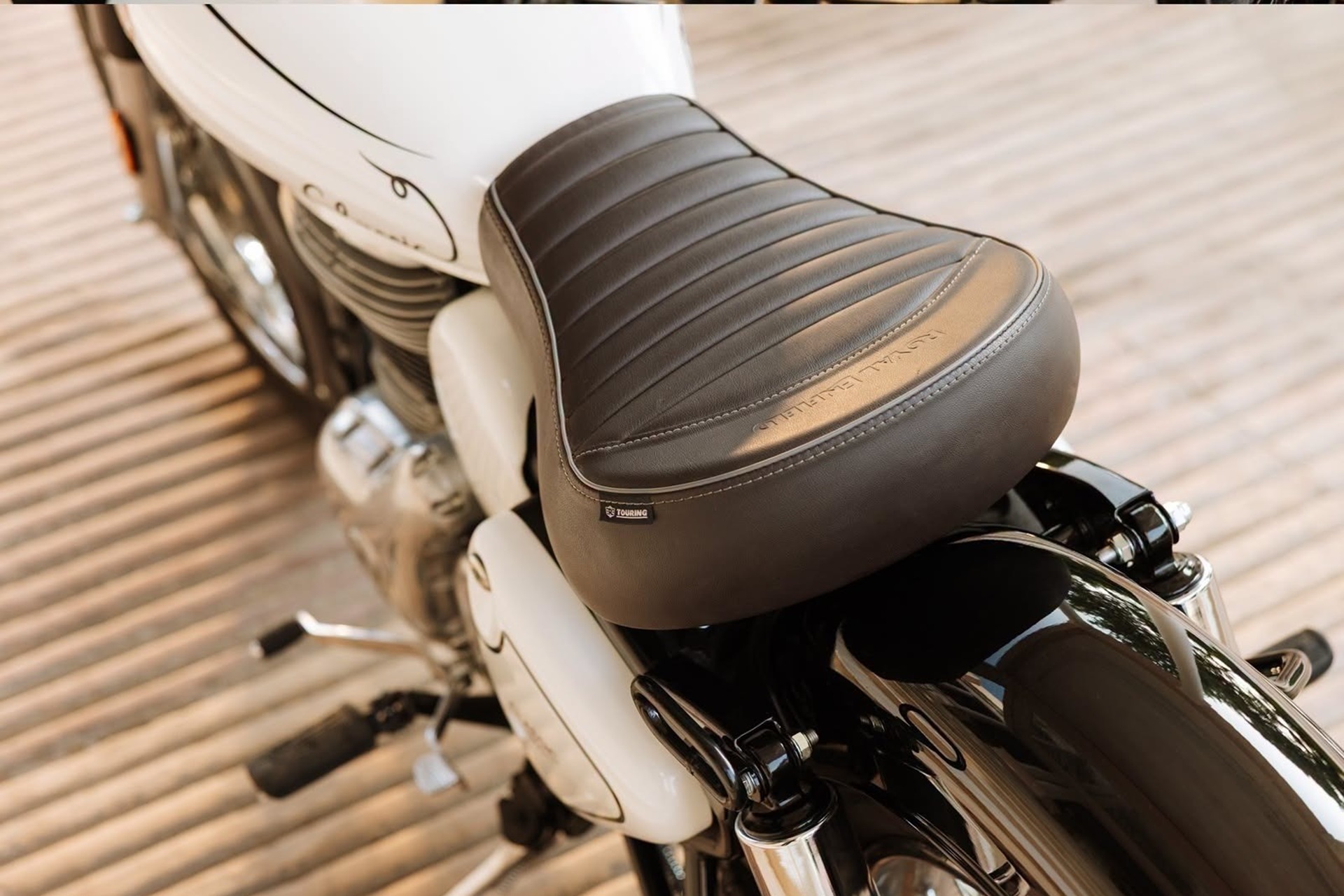 Royal Enfield presenta una nueva versión “Signature White Edition” sobre la conocida Classic 350