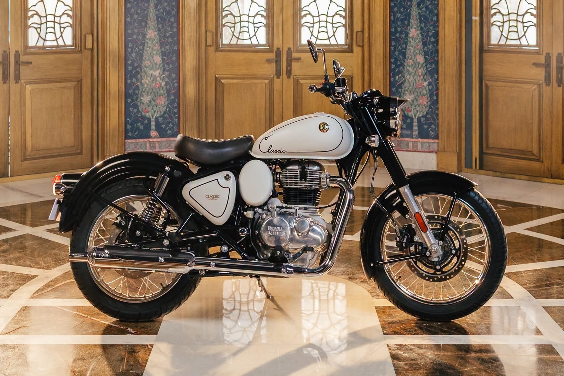 Royal Enfield presenta una nueva versión “Signature White Edition” sobre la conocida Classic 350