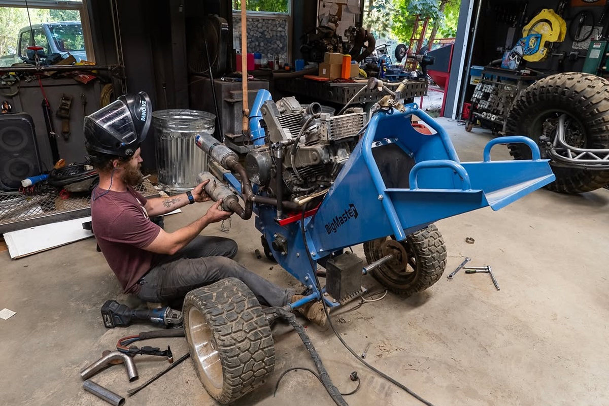 Triturar madera nunca volverá a ser lo mismo cuando conozcas el “nuevo modelo” de Grind Hard Plumbing con el motor de una Ducati 750SS