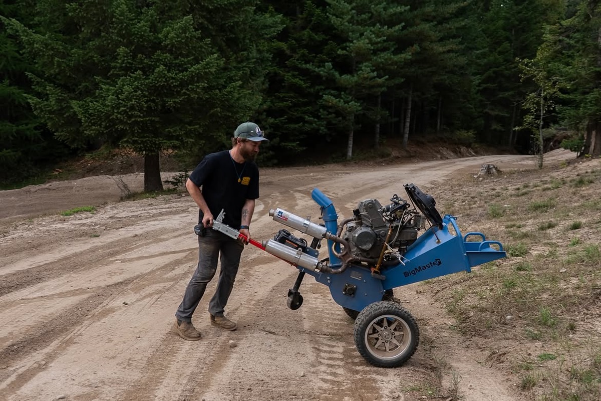 Triturar madera nunca volverá a ser lo mismo cuando conozcas el “nuevo modelo” de Grind Hard Plumbing con el motor de una Ducati 750SS