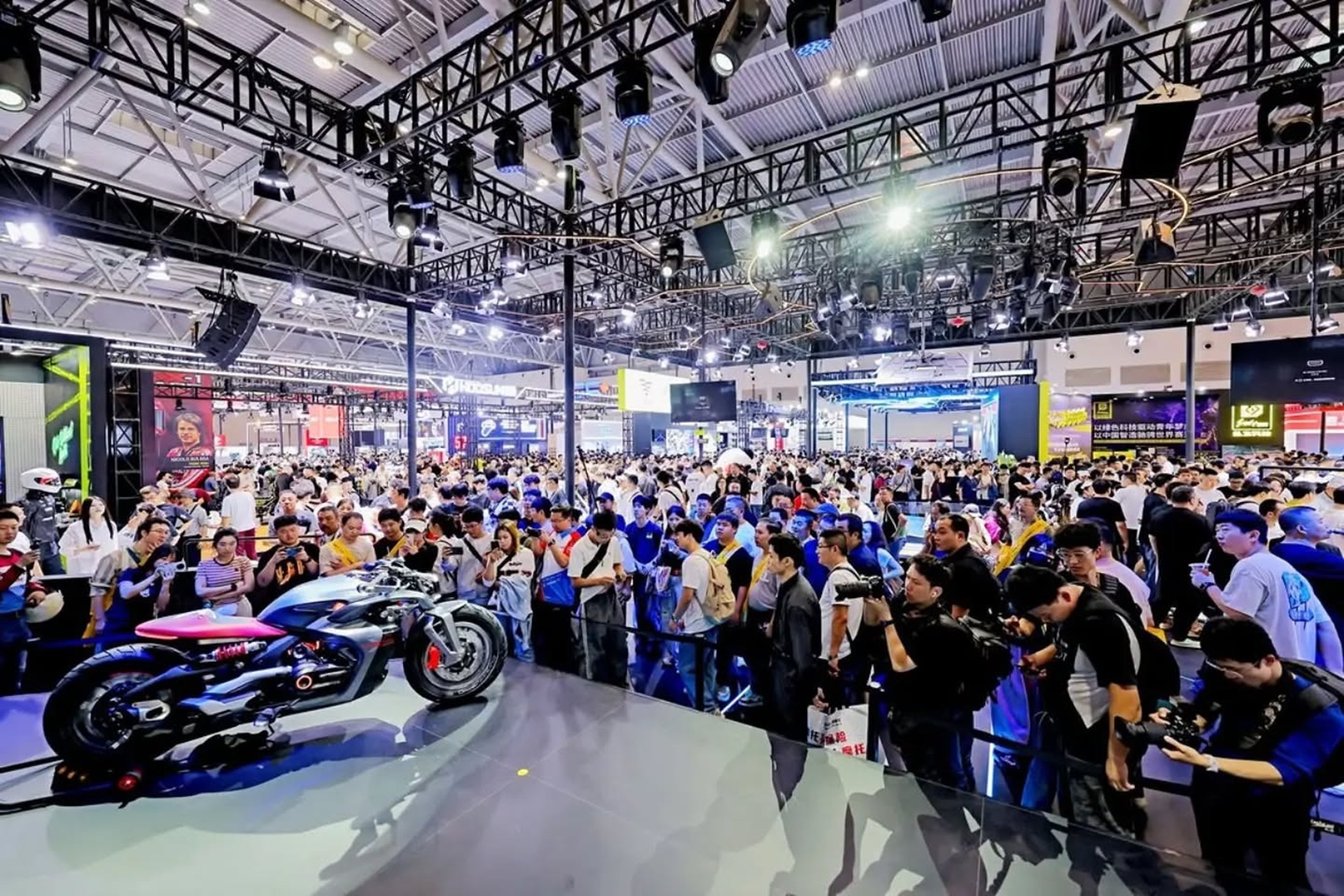 Voge CU-X Hybrid Concept: “Una visión audaz para el futuro de la movilidad sobre dos ruedas”