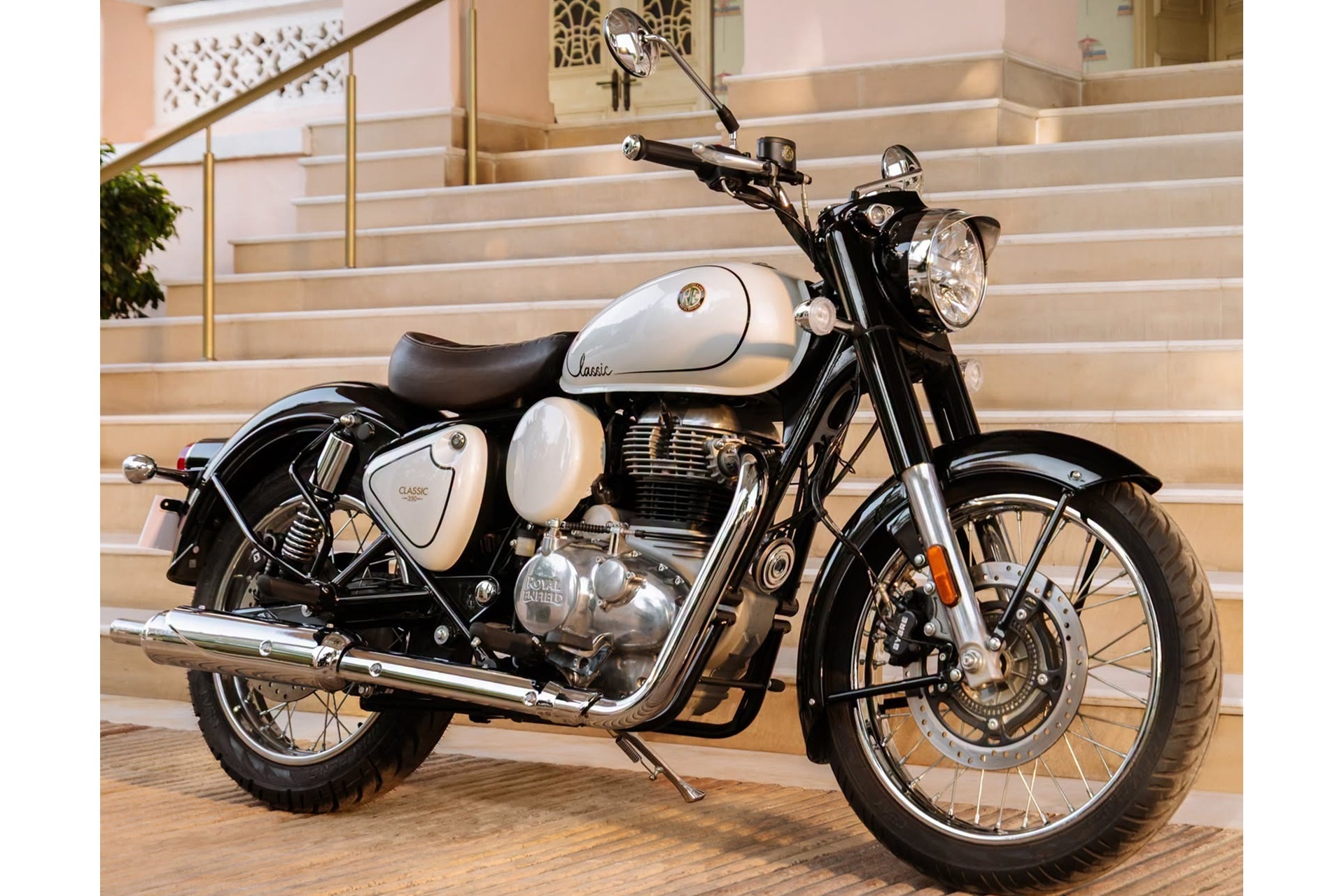 Royal Enfield presenta una nueva versión “Signature White Edition” sobre la conocida Classic 350