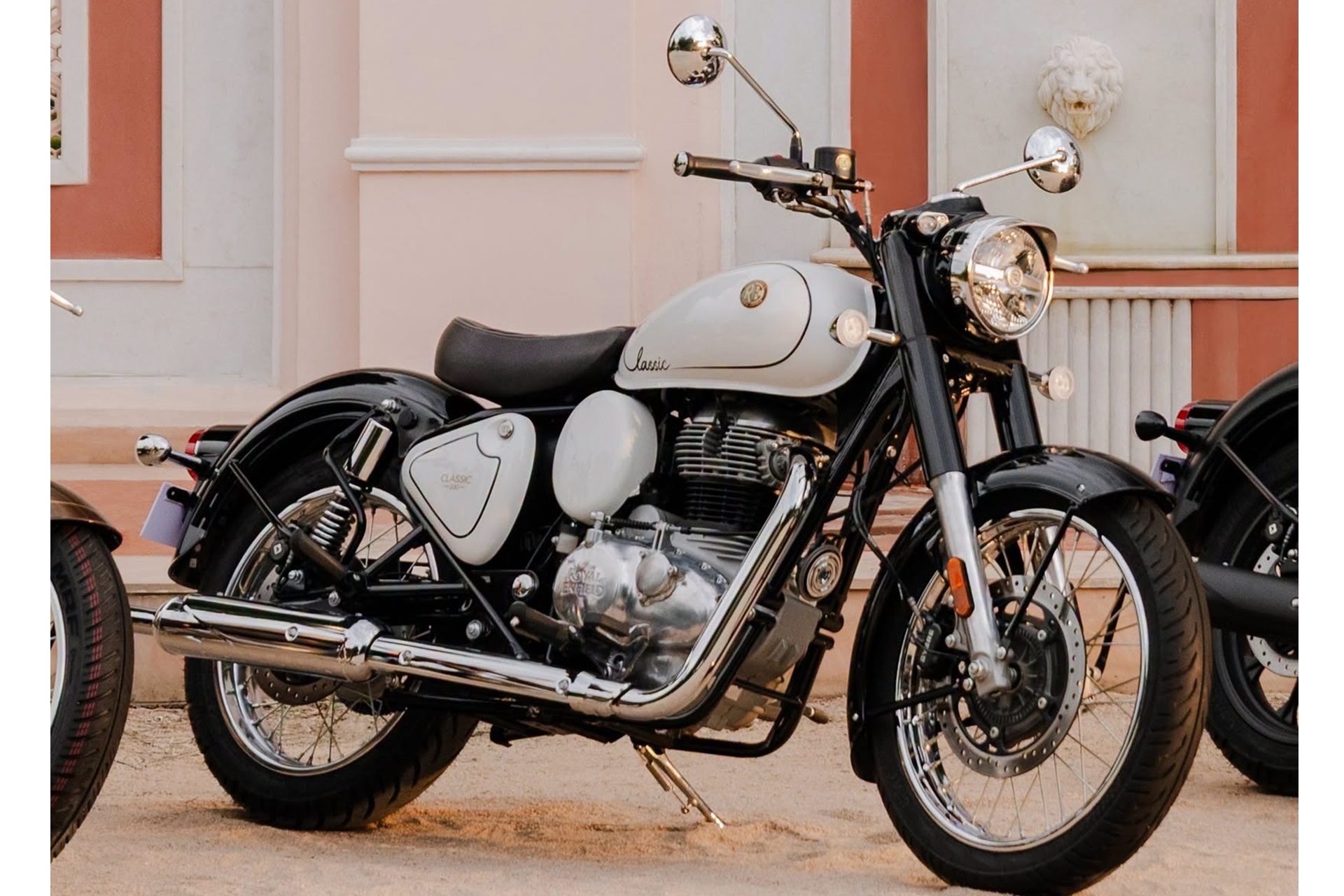 Royal Enfield presenta una nueva versión “Signature White Edition” sobre la conocida Classic 350