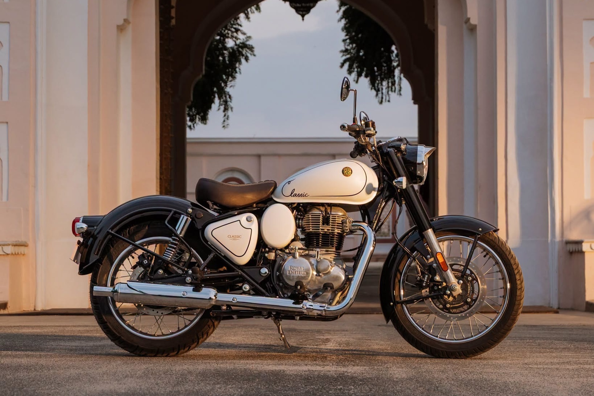 Royal Enfield presenta una nueva versión “Signature White Edition” sobre la conocida Classic 350