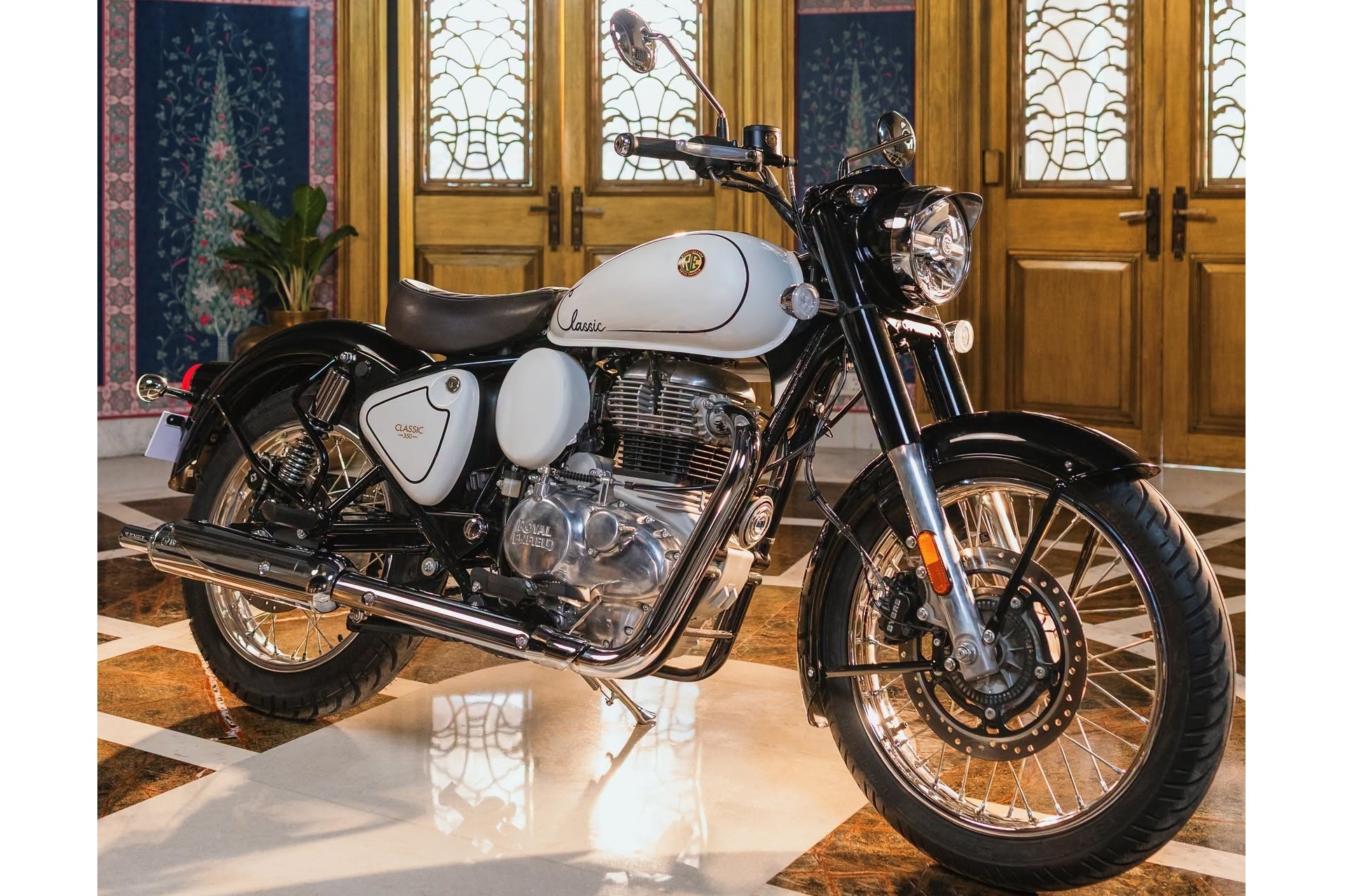 Royal Enfield presenta una nueva versión “Signature White Edition” sobre la conocida Classic 350