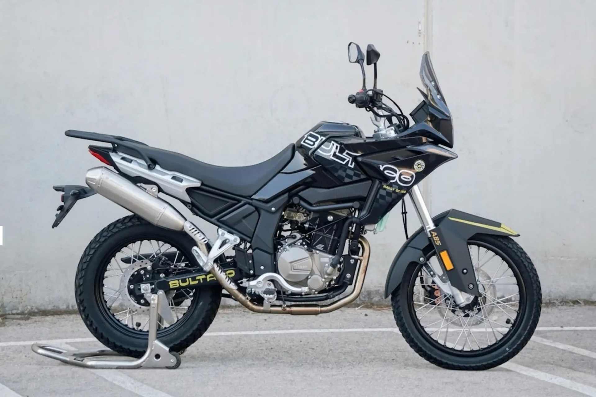 Bultaco pone a prueba su nueva Rally GT 300 en un test programado en Los Monegros