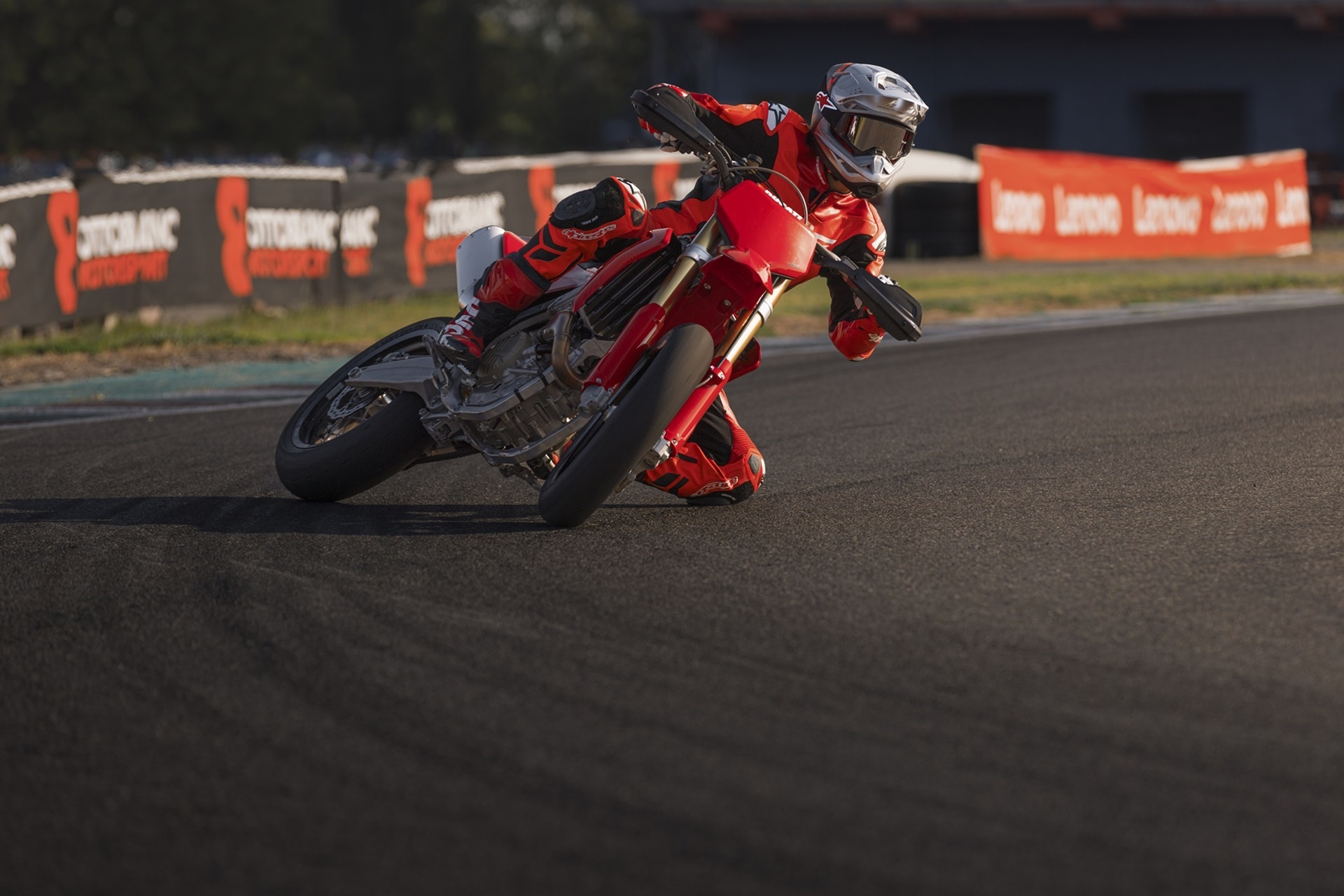 Ducati Desmo450 SM: el culmen tecnológico llega a las carreras de Supermotard