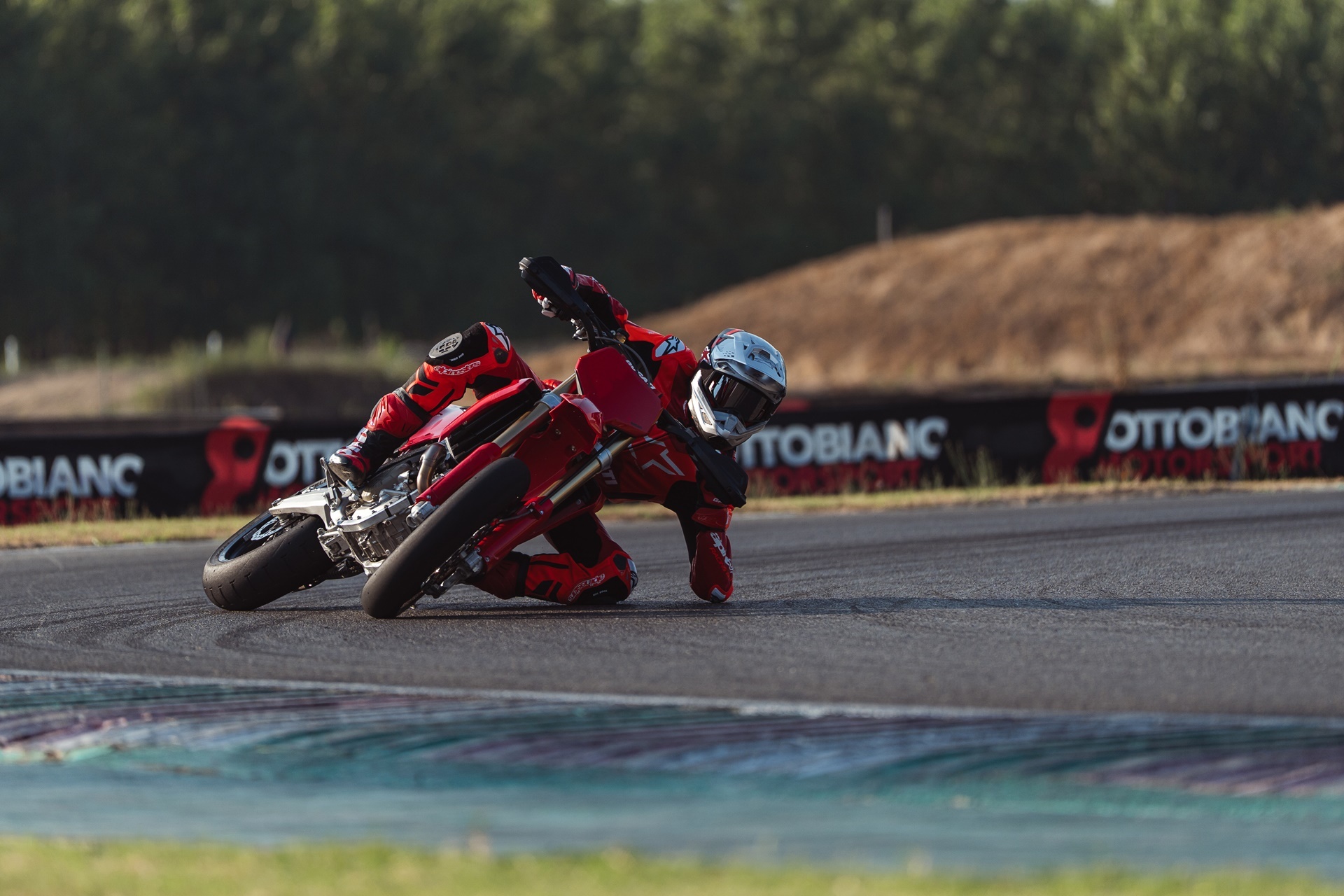 Ducati Desmo450 SM: el culmen tecnológico llega a las carreras de Supermotard