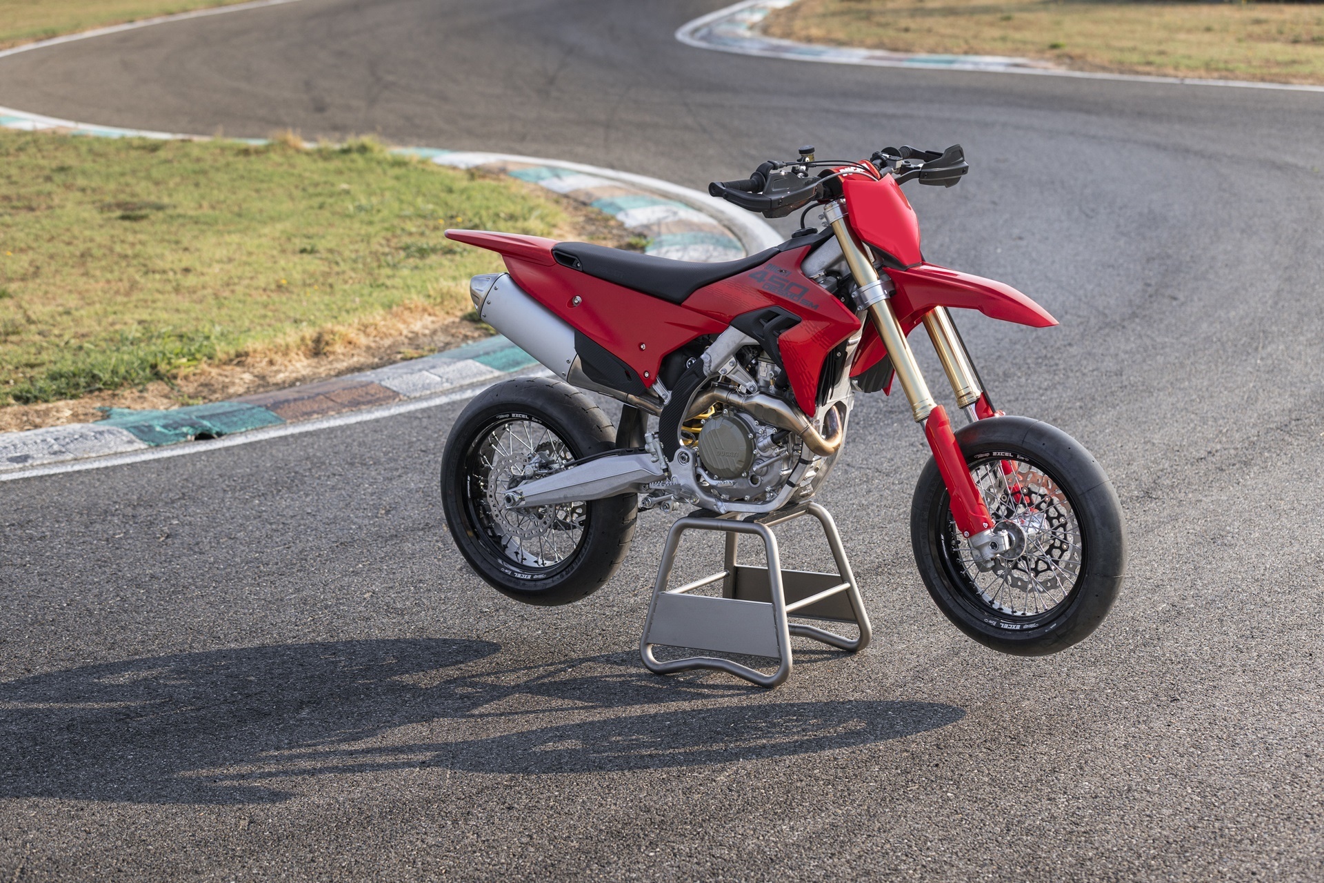 Ducati Desmo450 SM: el culmen tecnológico llega a las carreras de Supermotard