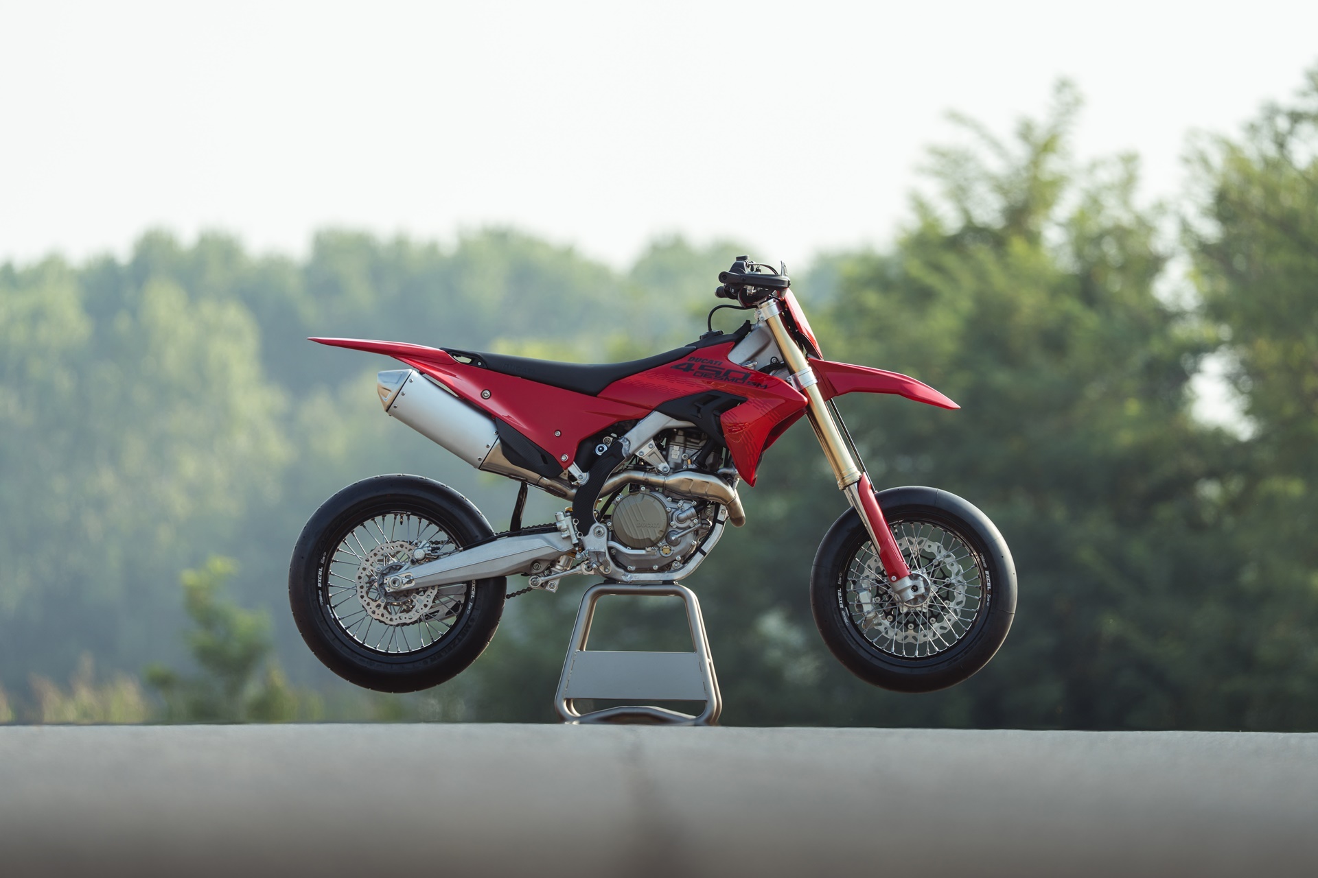 Ducati Desmo450 SM: el culmen tecnológico llega a las carreras de Supermotard
