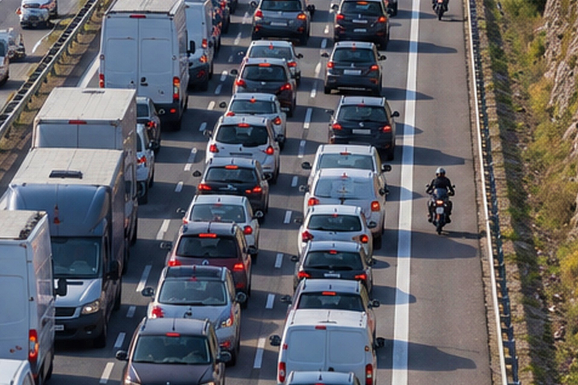Motos por el arcén en atascos BOE DGT 2026
