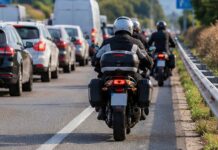 Motos por el arcén en atascos BOE DGT 2026