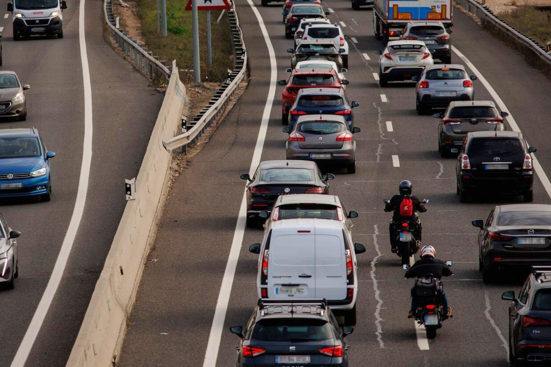 Motos por el arcén en atascos BOE DGT 2026