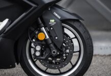 El Yamaha TMAX intensifica su carácter premium con la adición de nuevos discos NG Brakes