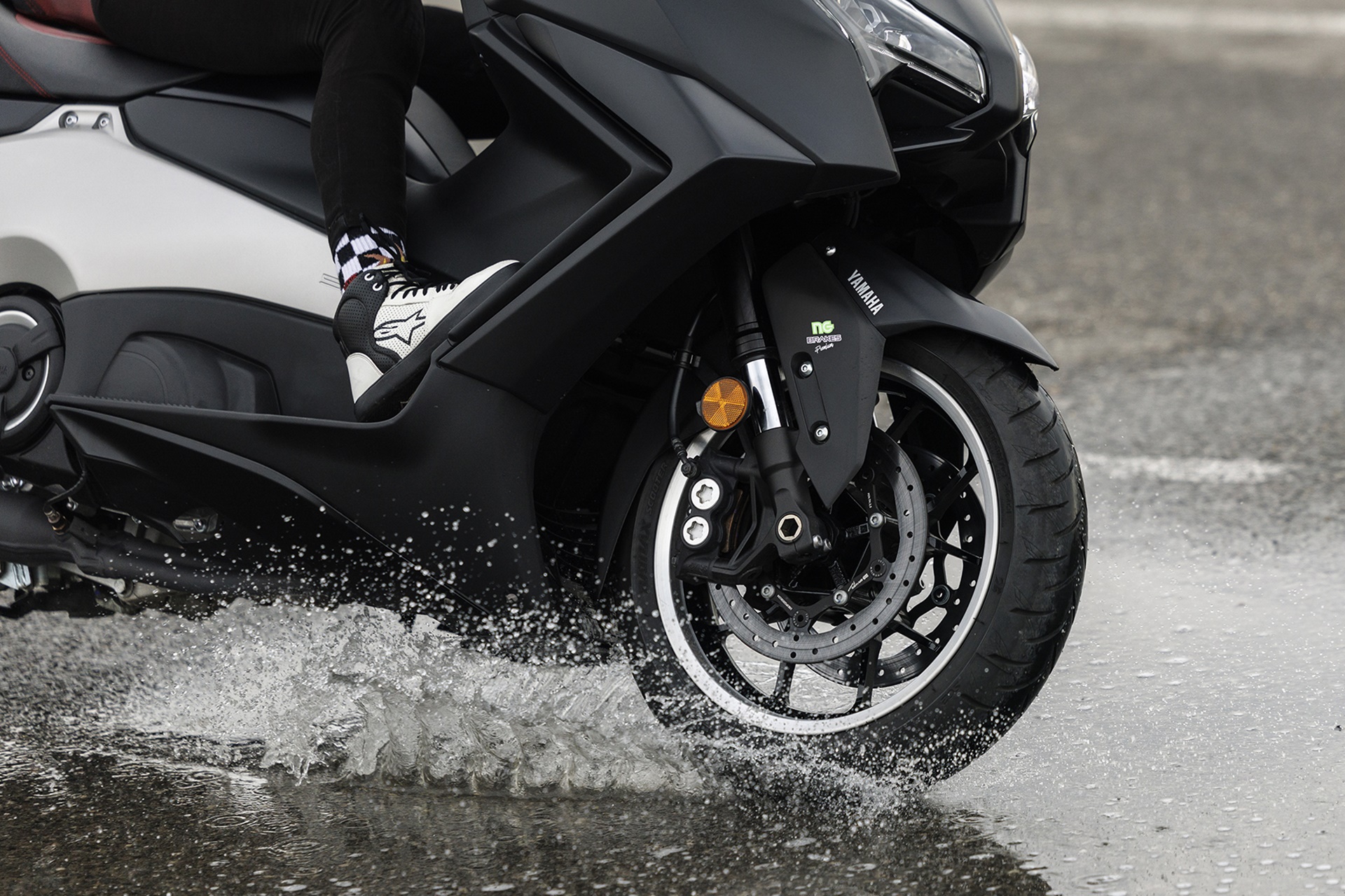 El Yamaha TMAX intensifica su carácter premium con la adición de nuevos discos NG Brakes